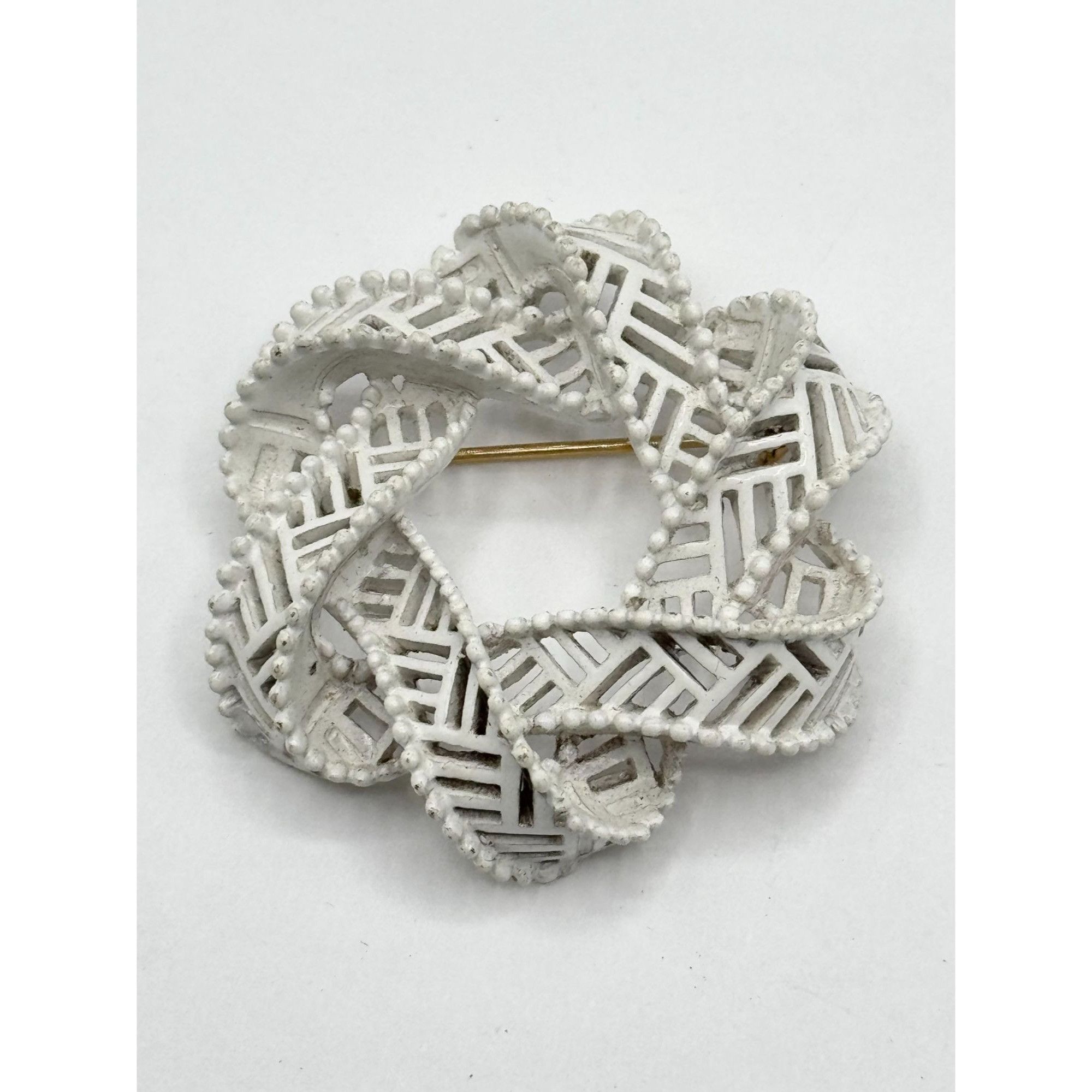 Vintage Vintage Crown Trifari white wreath brooch pin Size ONE SIZE - 2 Thumbnail