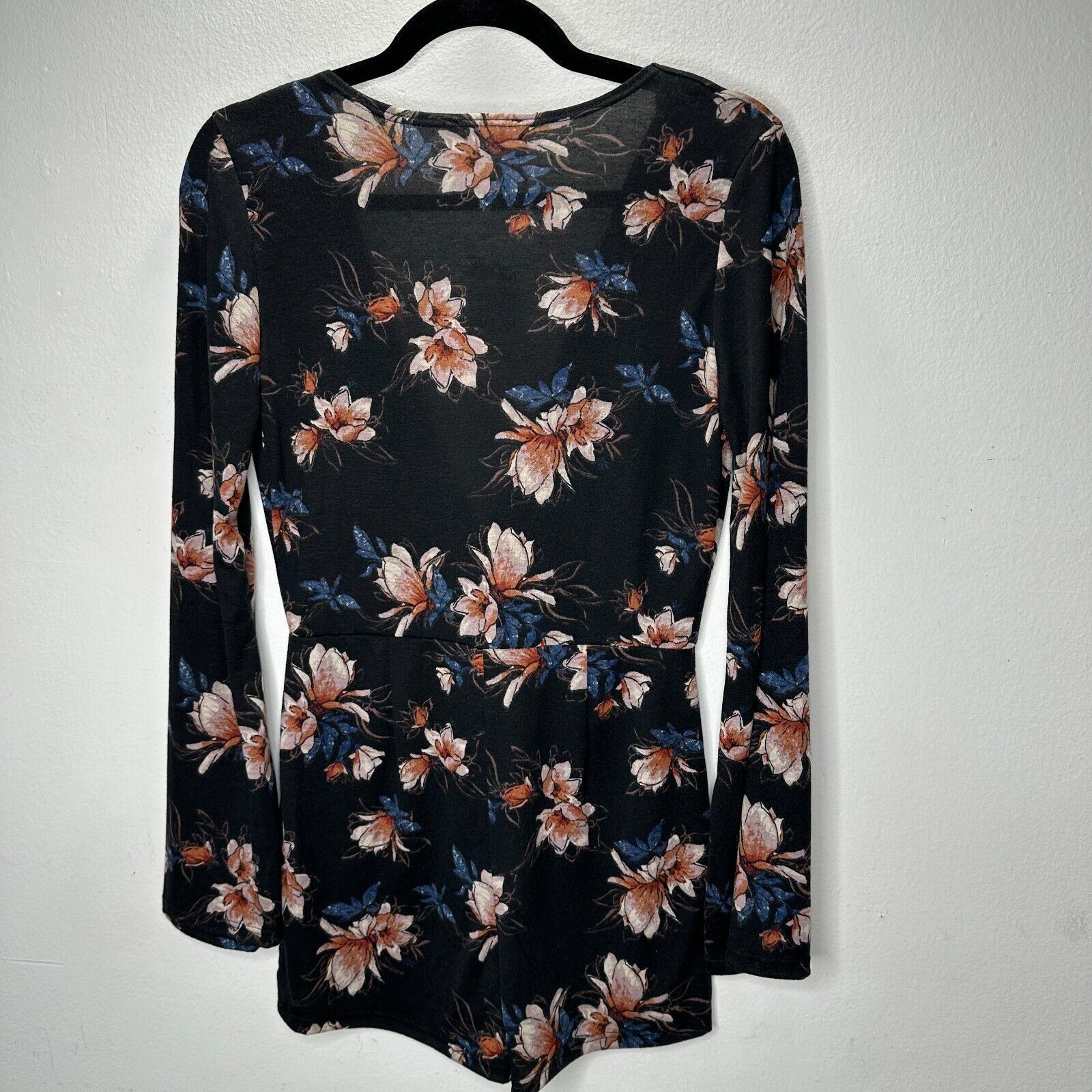 Other NWT Sadie & Sage Black Floral Long Sleeve Deep-V Romper S Size 26" / US 2 / IT 38 - 6 Thumbnail