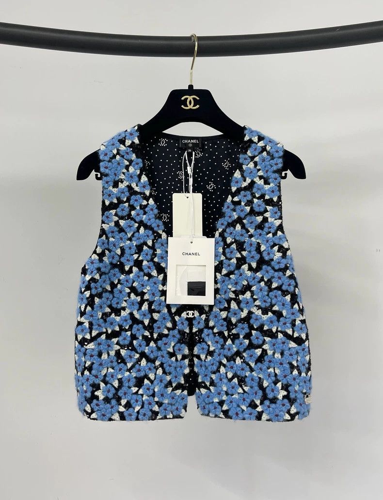 Chanel Chanel 24B blue flower sequin cashmere vest Size XS / US 0-2 / IT 36-38 - 1 Thumbnail