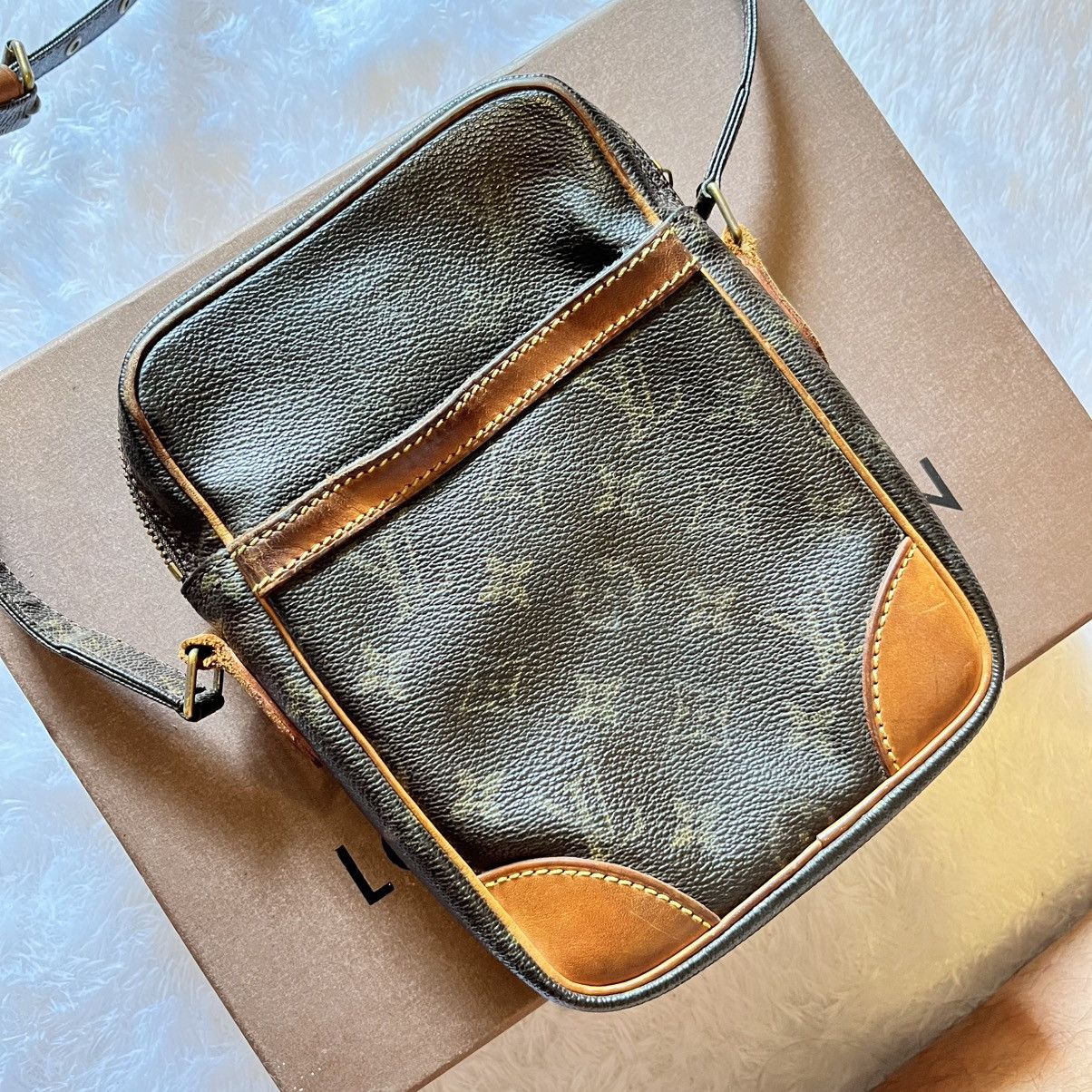 Louis Vuitton VINTAGE LOUIS VUITTON DANUBE CROSSBODY BAG SL0062 Size ONE SIZE - 1 Thumbnail