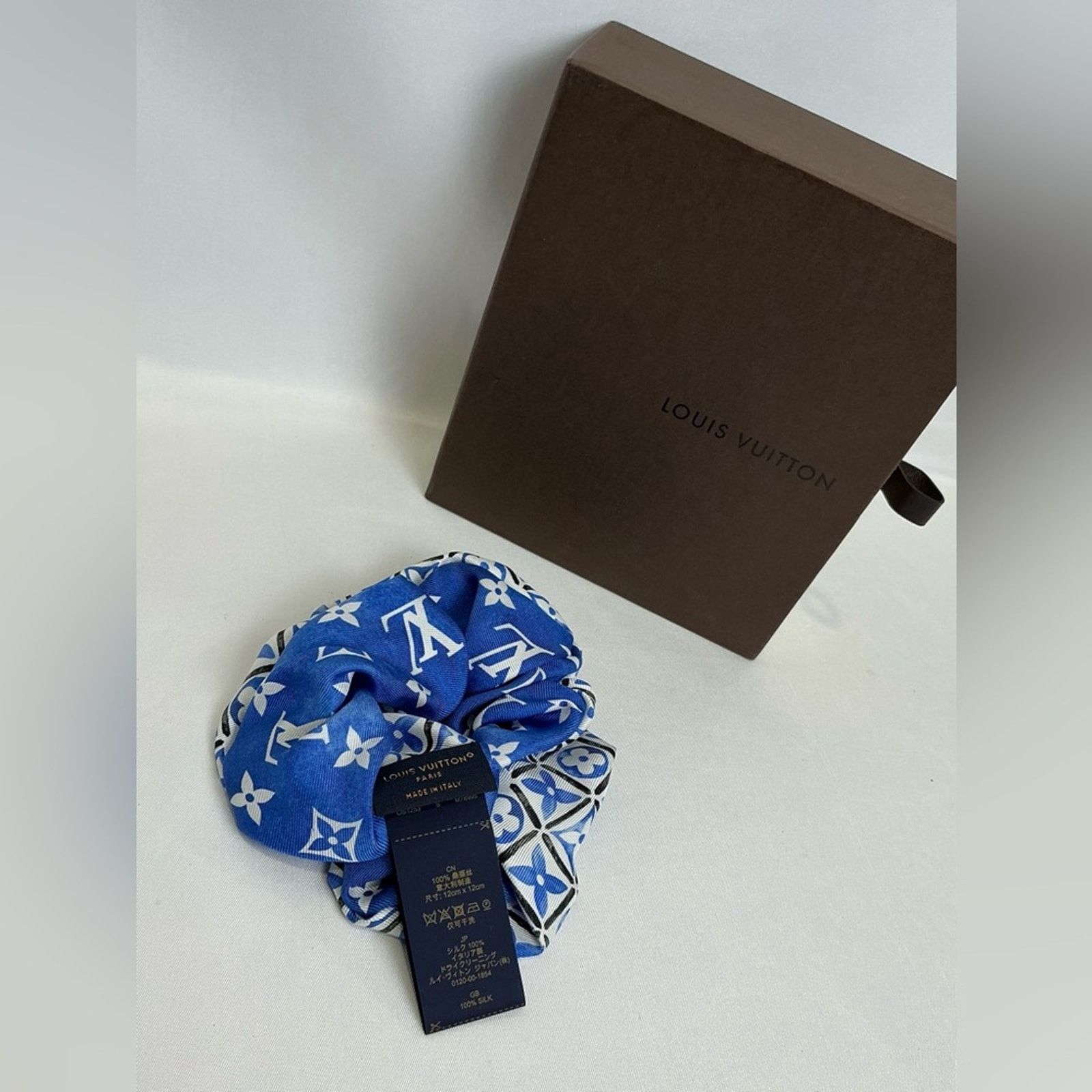 Louis Vuitton Authentic Louis Vuitton Blue White Designer Scrunchie w box Size ONE SIZE - 2 Thumbnail