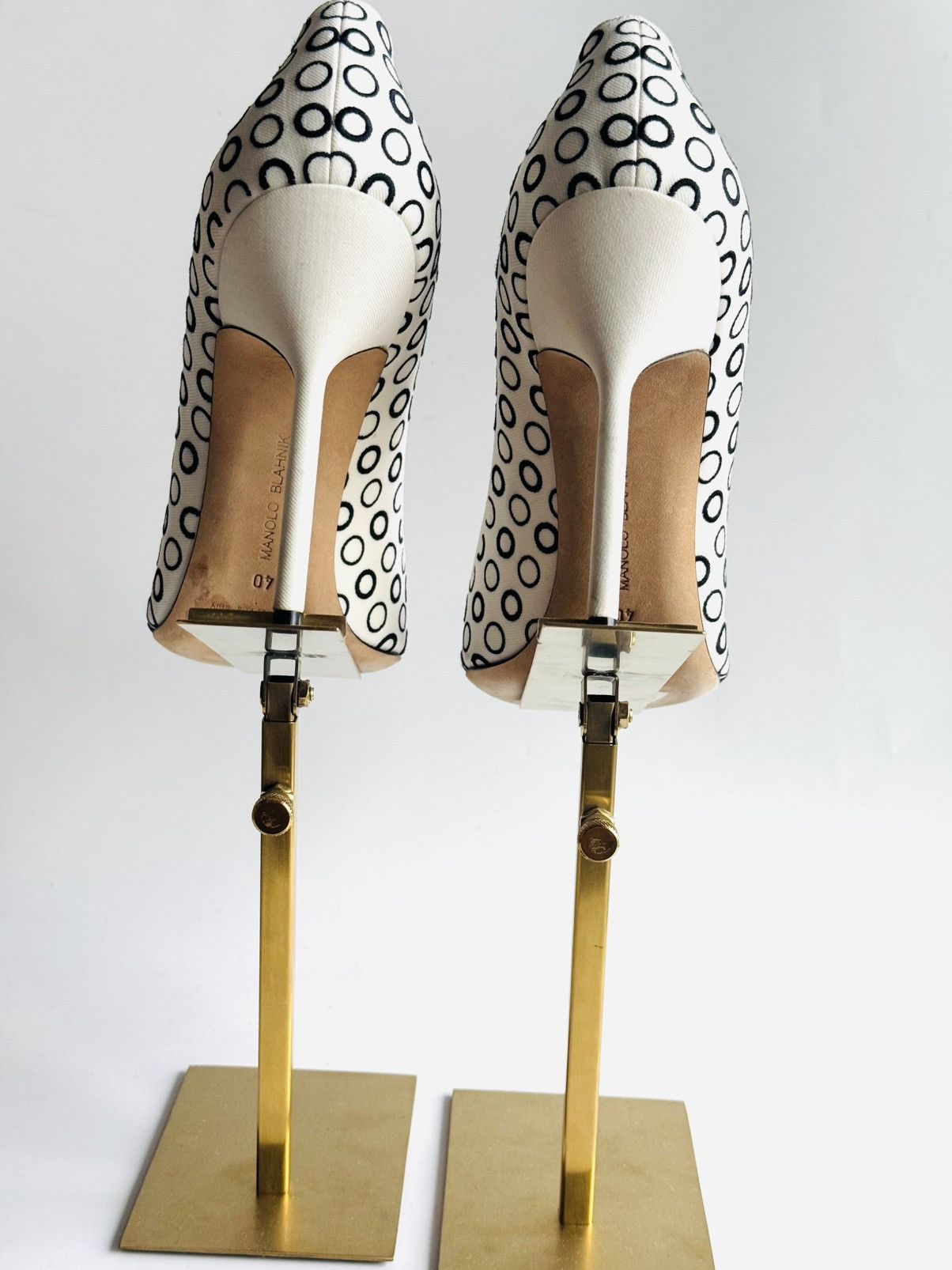 Manolo Blahnik Manolo Blahnik Bb pump embroidered black dots sz 40 Size US 10 / IT 40 - 4 Thumbnail