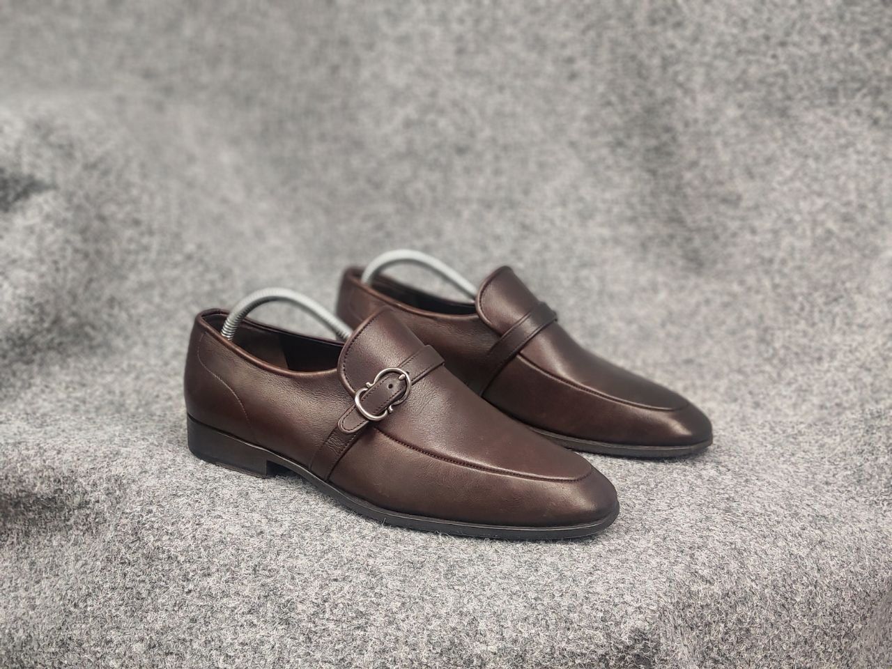 Salvatore Ferragamo Salvatore Ferragamo Terence Apron Toe Loafer Logo Shoes Size US 9 / EU 42 - 2 Thumbnail