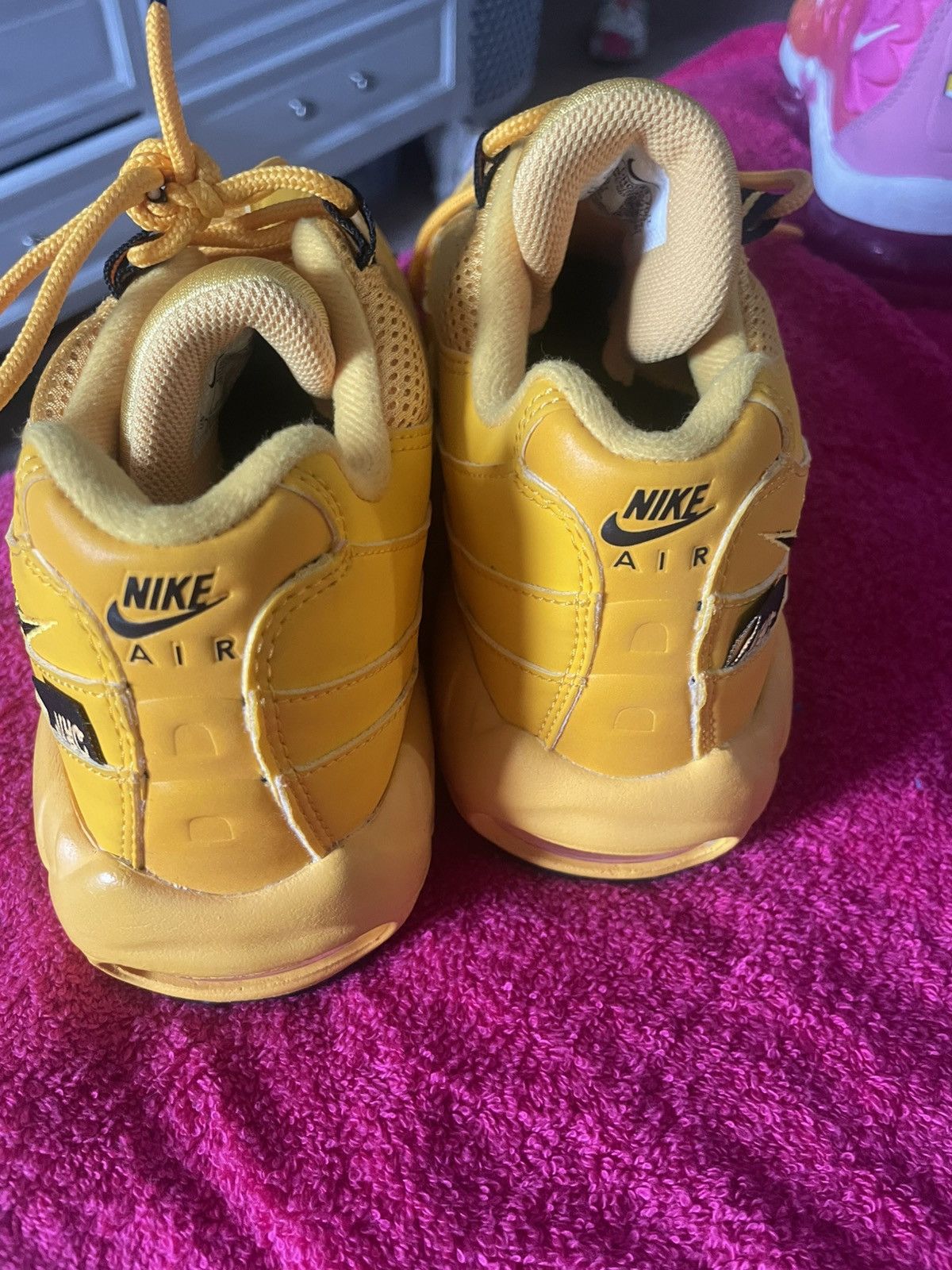 Nike Nike Air Max 95 NYC Taxi Size 7. DH0143-700 Size US 7 / IT 37 - 2 Thumbnail