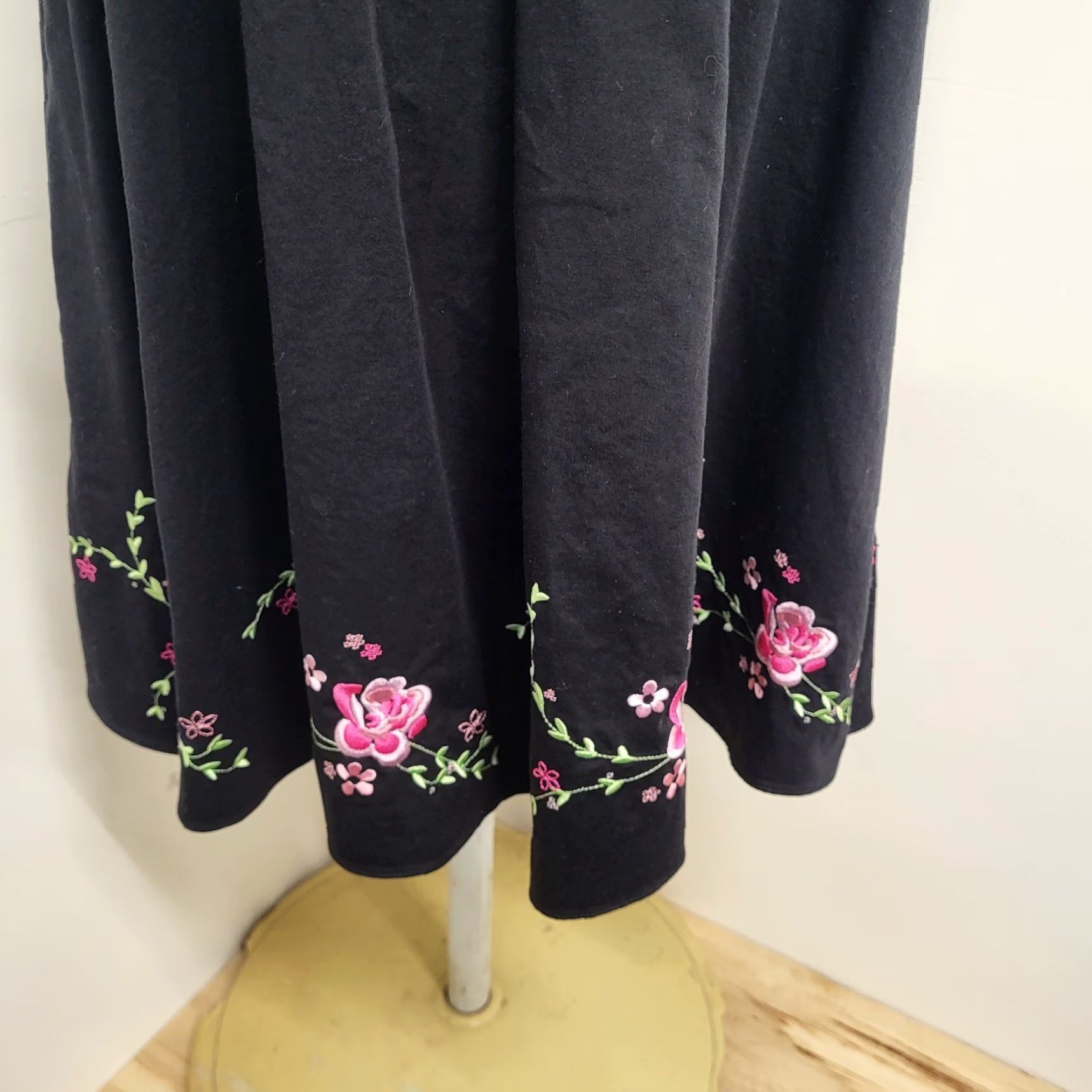 Vintage Amanda Smith Dress Women Size 10P Black Sleeveless Floral Embroidered Pink Trim Dress Size L / US 10 / IT 46 - 2 Thumbnail