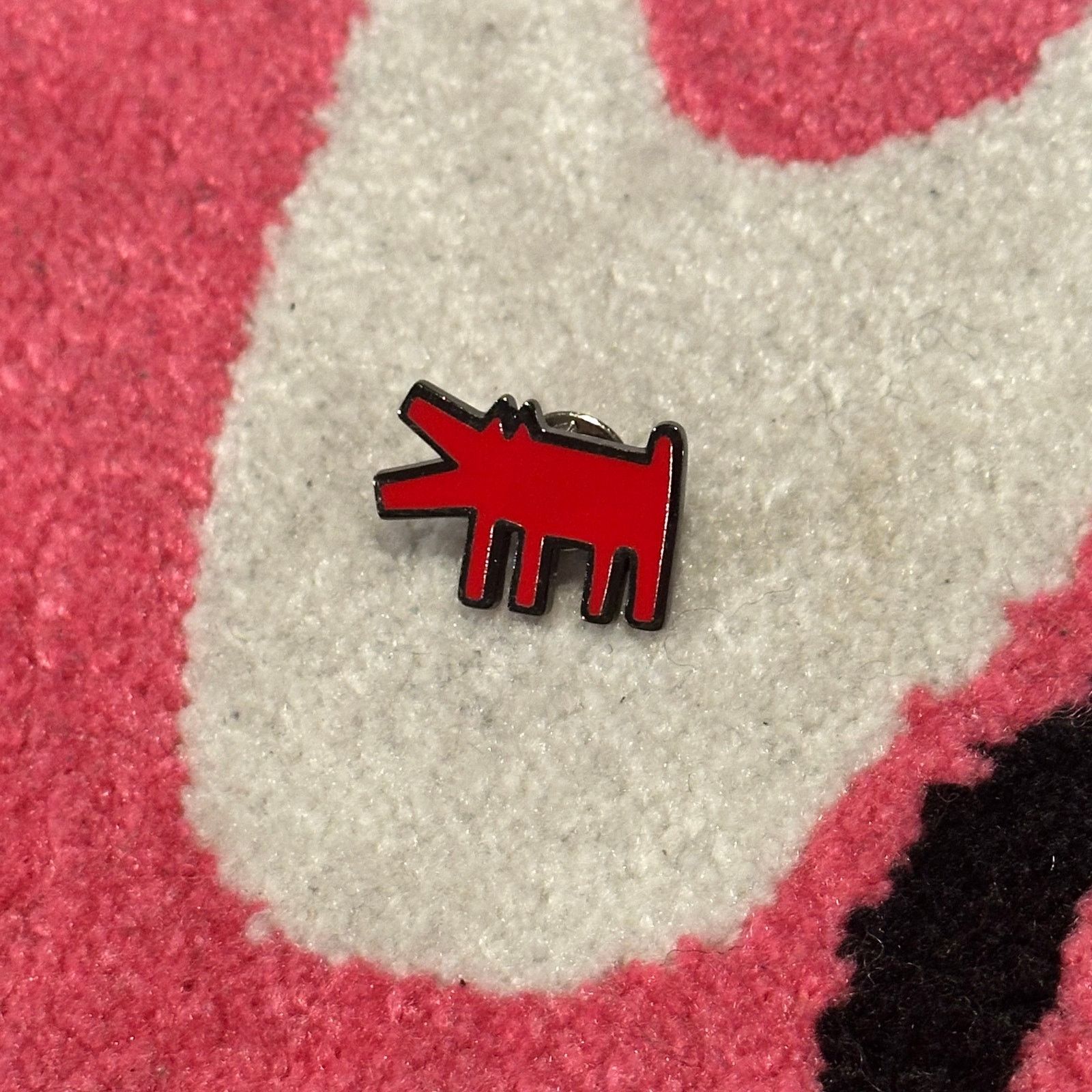 & Other Stories Keith Haring Barking Dog Lapel Pin – Red – Pop Art Size ONE SIZE - 2 Thumbnail