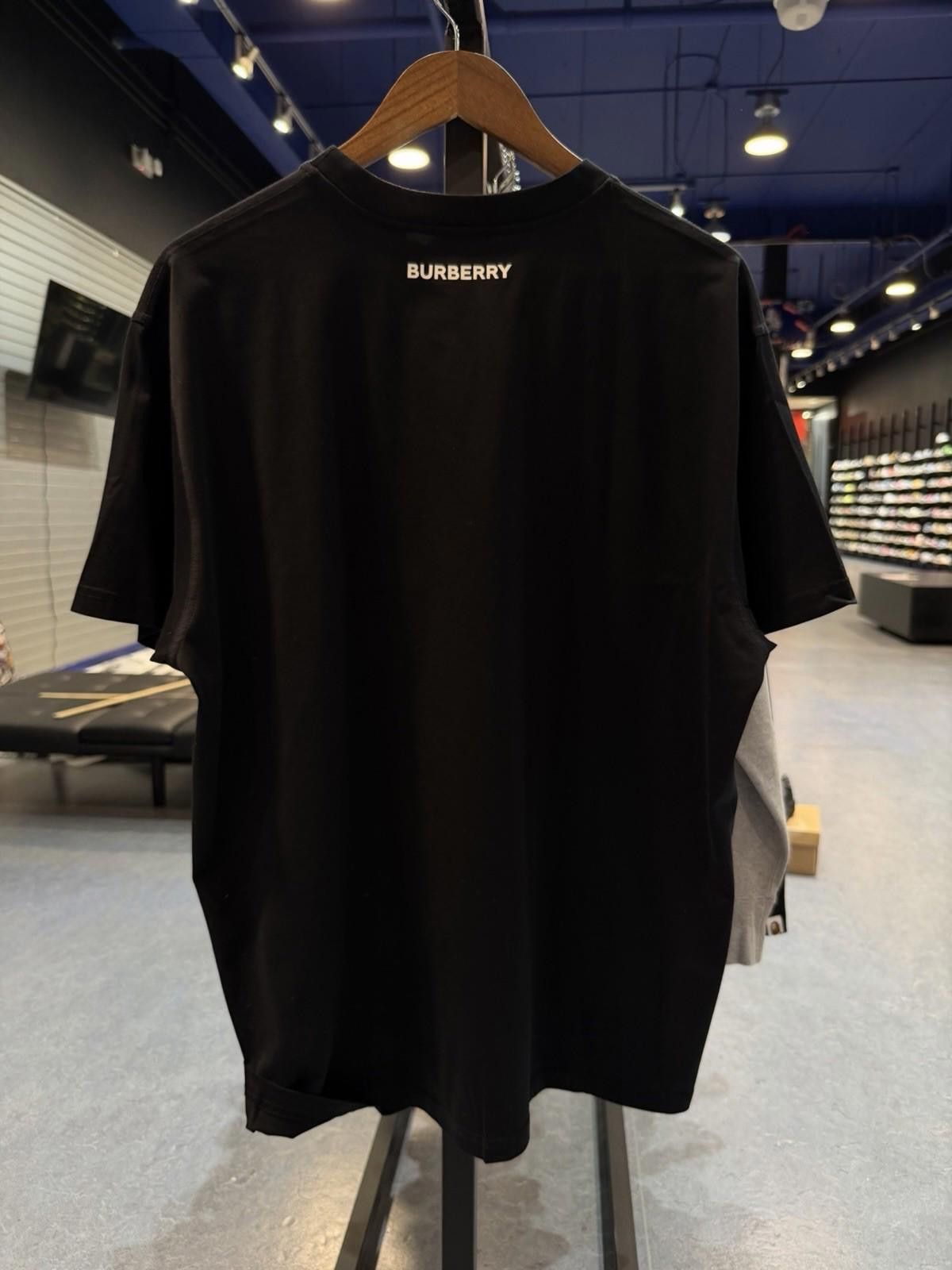Burberry Burberry Cotton T Shirt Logo Size Large Brand New Size US L / EU 52-54 / 3 - 6 Thumbnail
