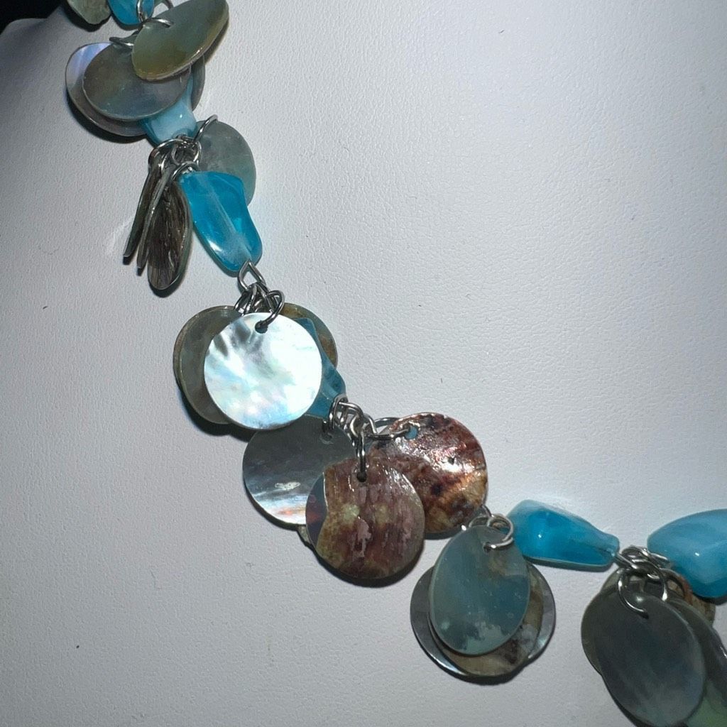 Vintage Vintage Mother of Pearl and Blue Resin Acrylic Necklace Size ONE SIZE - 2 Thumbnail