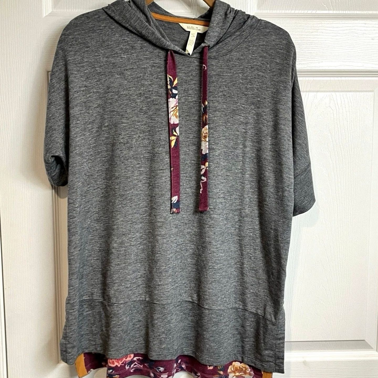 Vintage VINTAGE Matilda Jane Floral Trim Short Sleeve Hoodie Sweatshirt Tunic Gray S Womens Blouse Size S / US 4 / IT 40 - 2 Thumbnail