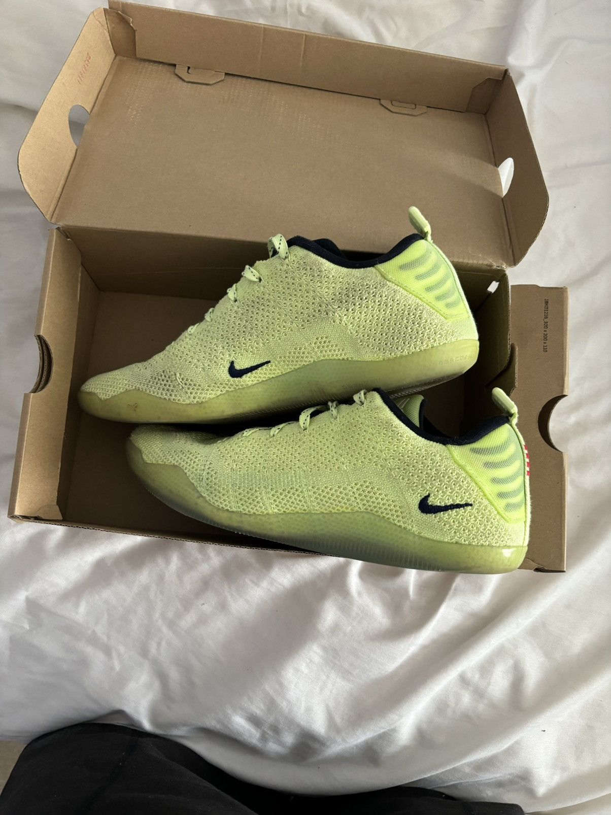 Nike Kobe 11 low ‘Ghost Of Christmas Past’ Size 10 Size US 10 / EU 43 - 6 Thumbnail