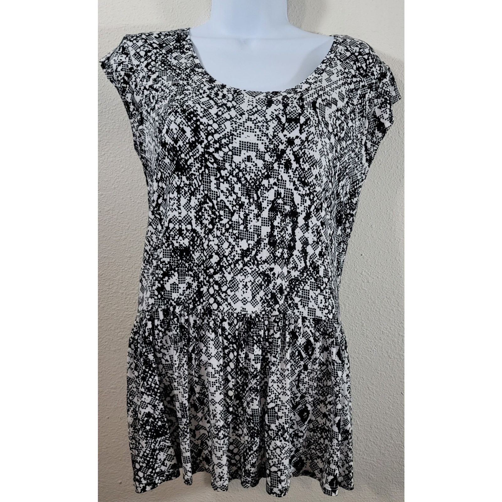 Faded Glory Faded Glory White Black Peplum Top Small Capped Sleeves Size S / US 4 / IT 40 - 1 Thumbnail