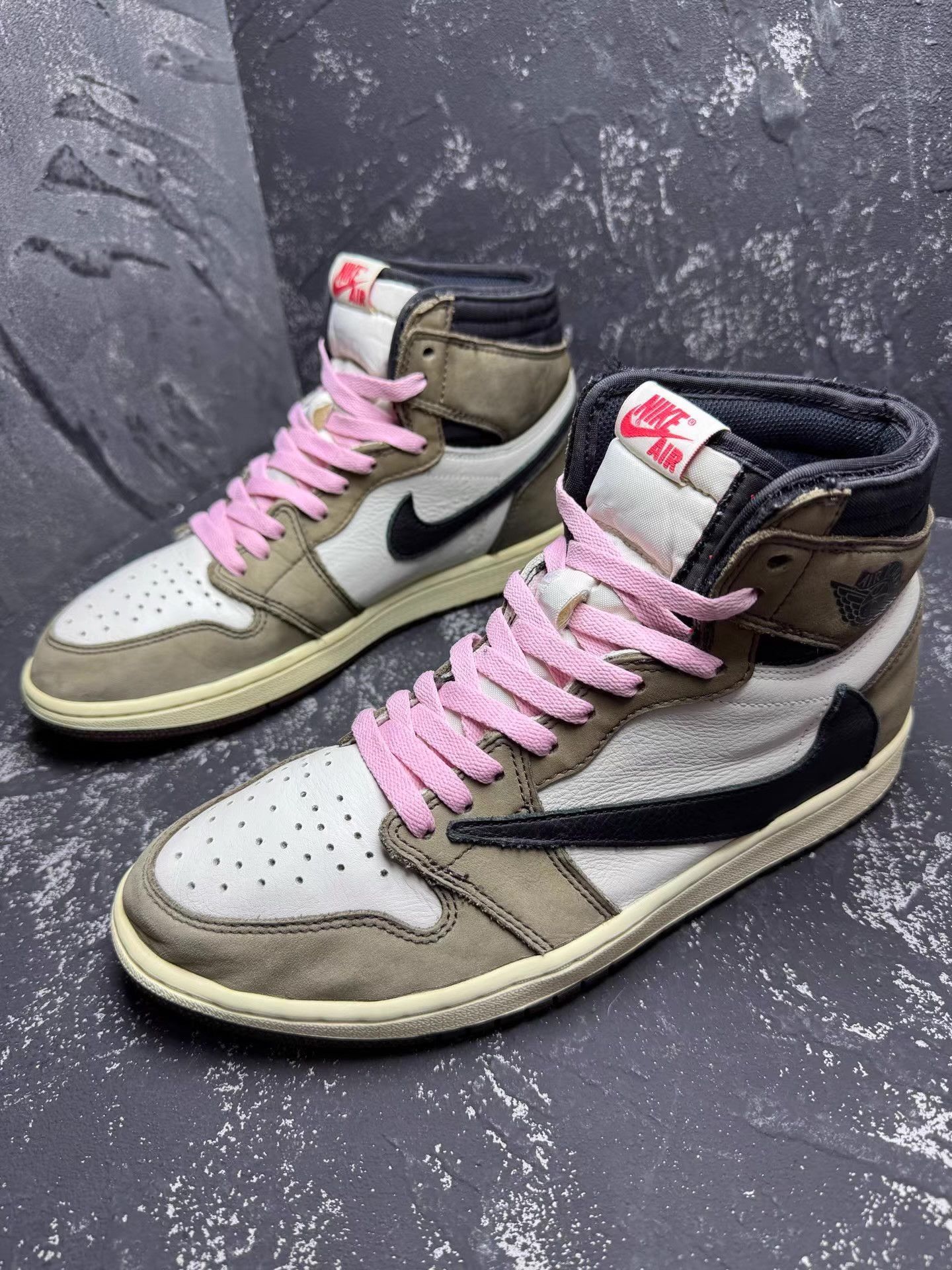 Nike Travis Scott x Air Jordan 1 High Reverse Swoosh 1.0 Q10 Size US 9.5 / EU 42-43 - 1 Thumbnail