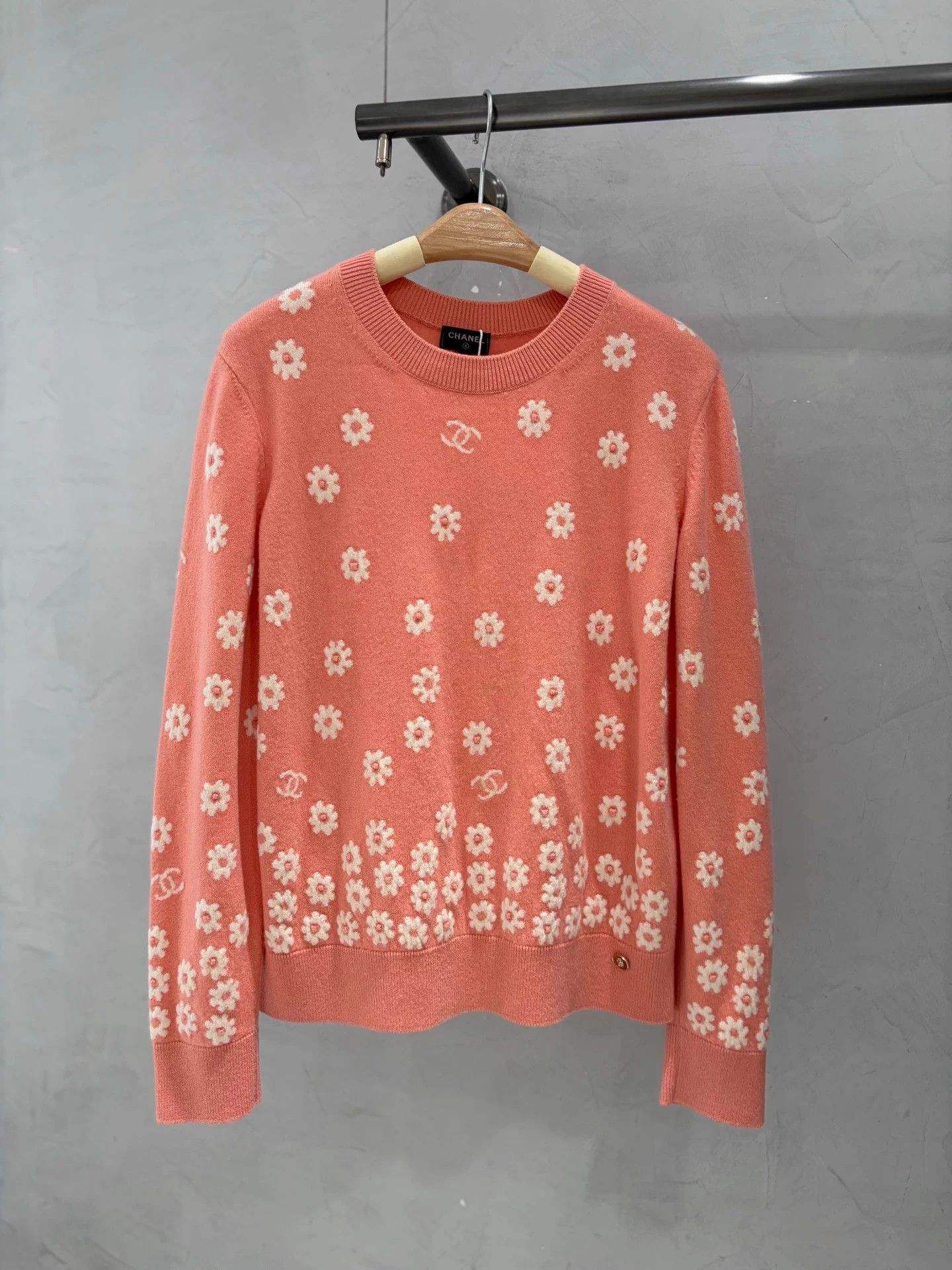 Chanel tangerine pink floral cashmere knit deadstock 42