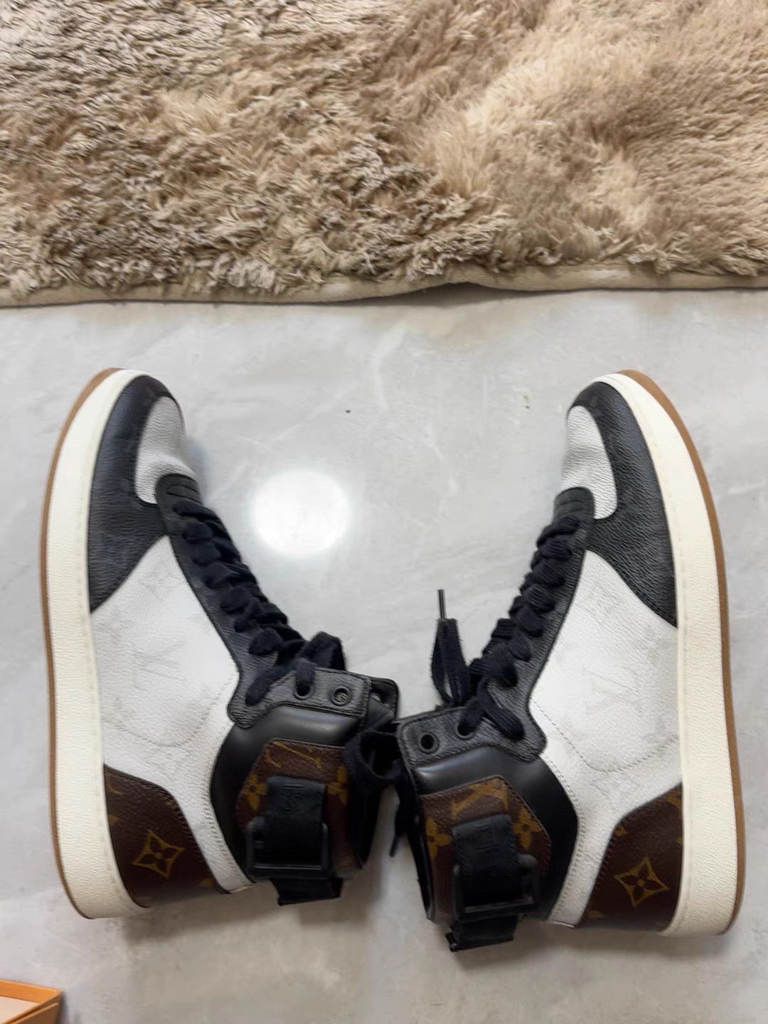 Louis Vuitton Louis Vuitton Rivoli Round Toe High-Tops K13 Size US 5 / EU 37 - 2 Thumbnail