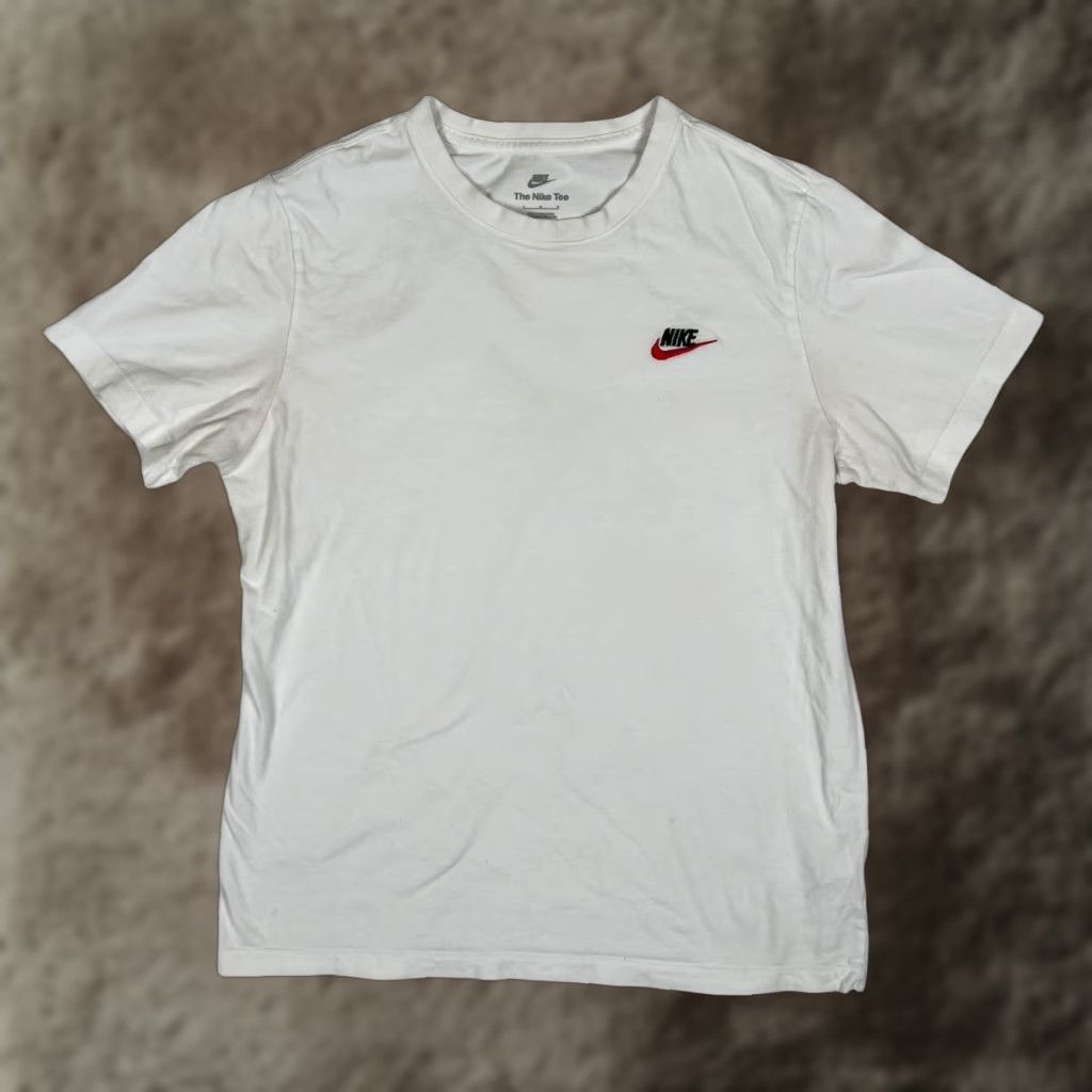 Nike VINTAGE Nike Sportswear Club T-Shirt White Embroidered Logo Swoosh Size L Retro Mens Size US L / EU 52-54 / 3 - 1 Thumbnail