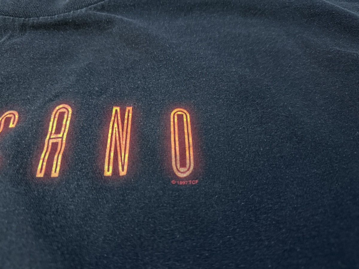 Vintage Vintage 90s Volcano 1997 Tommy Lee Jones T Shirt Movie Size US XL / EU 56 / 4 - 4 Thumbnail