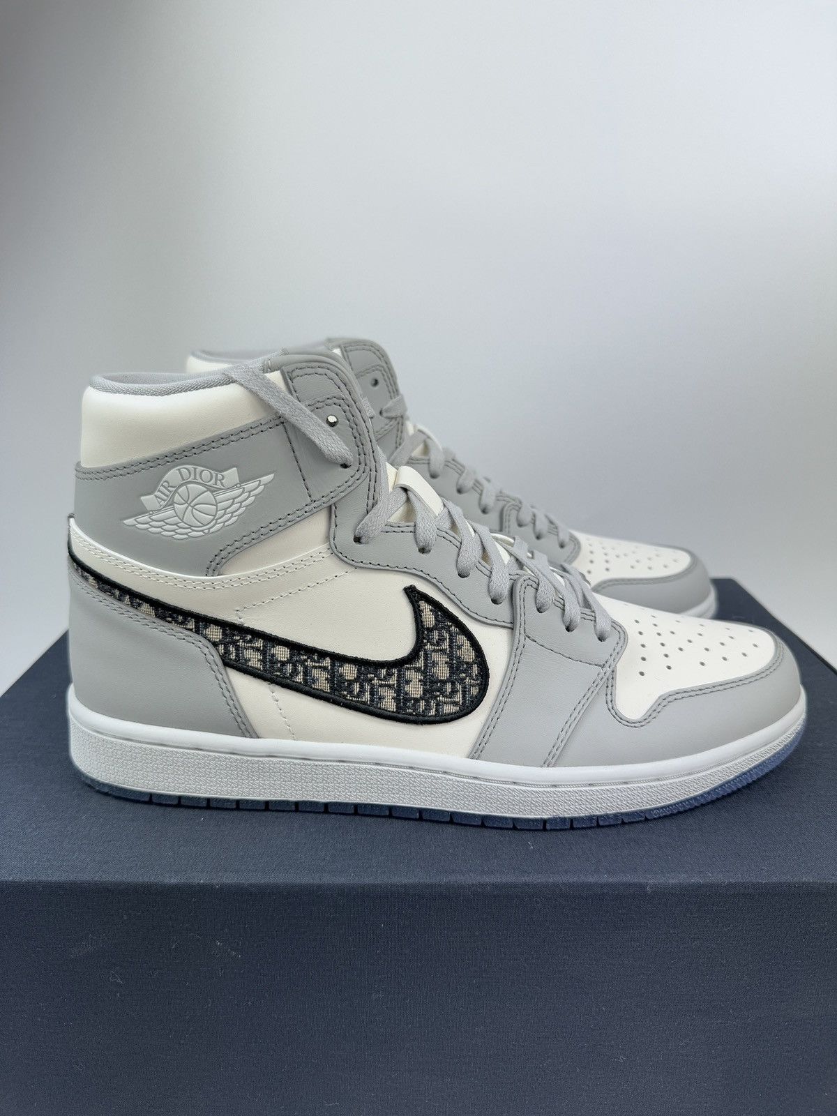 AIR DIOR JORDAN SNEAKERS