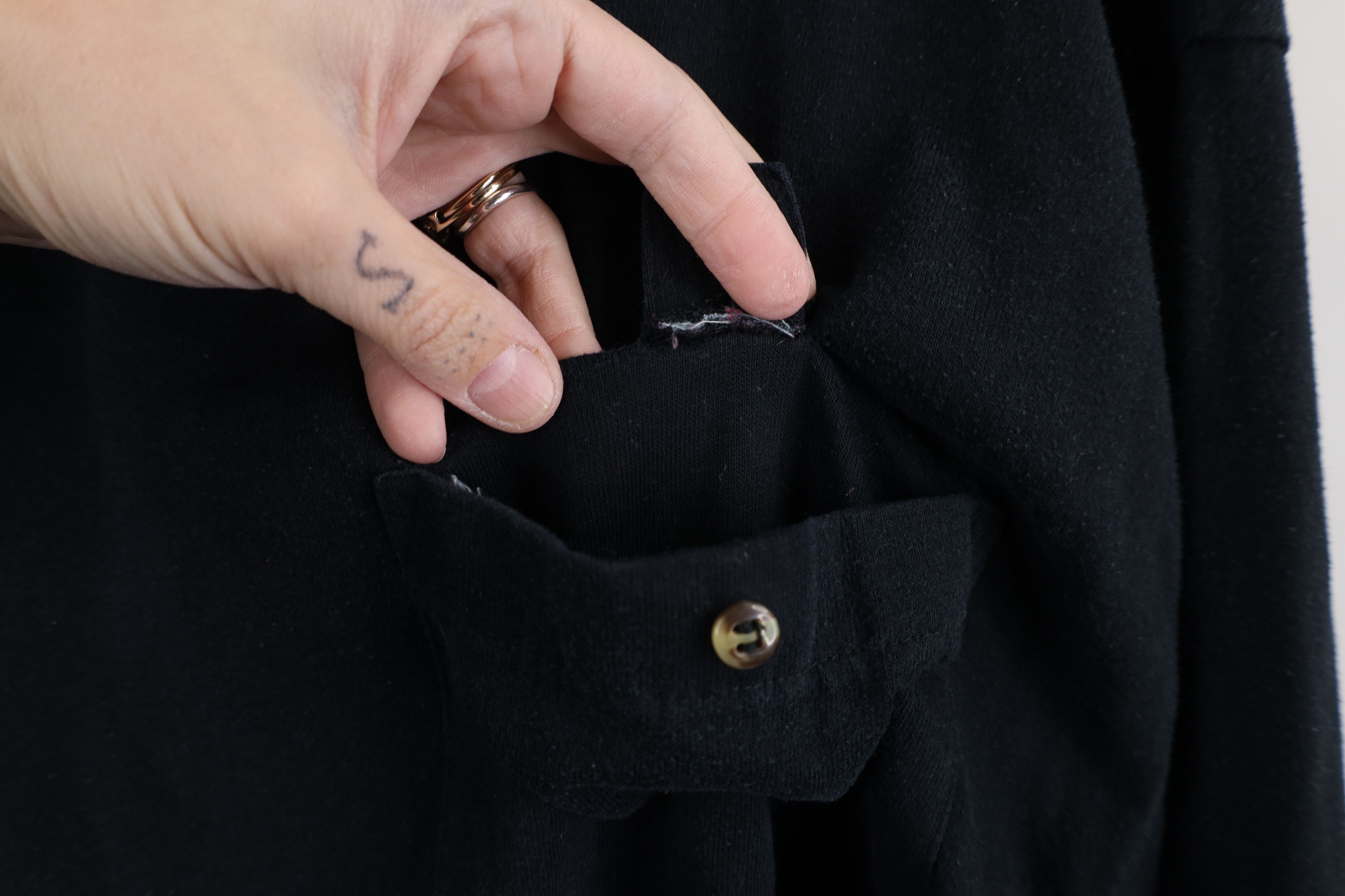 Vintage Vintage 90s Streetwear Blank Knit Big Pocket T-Shirt Black Size L / US 10 / IT 46 - 4 Thumbnail