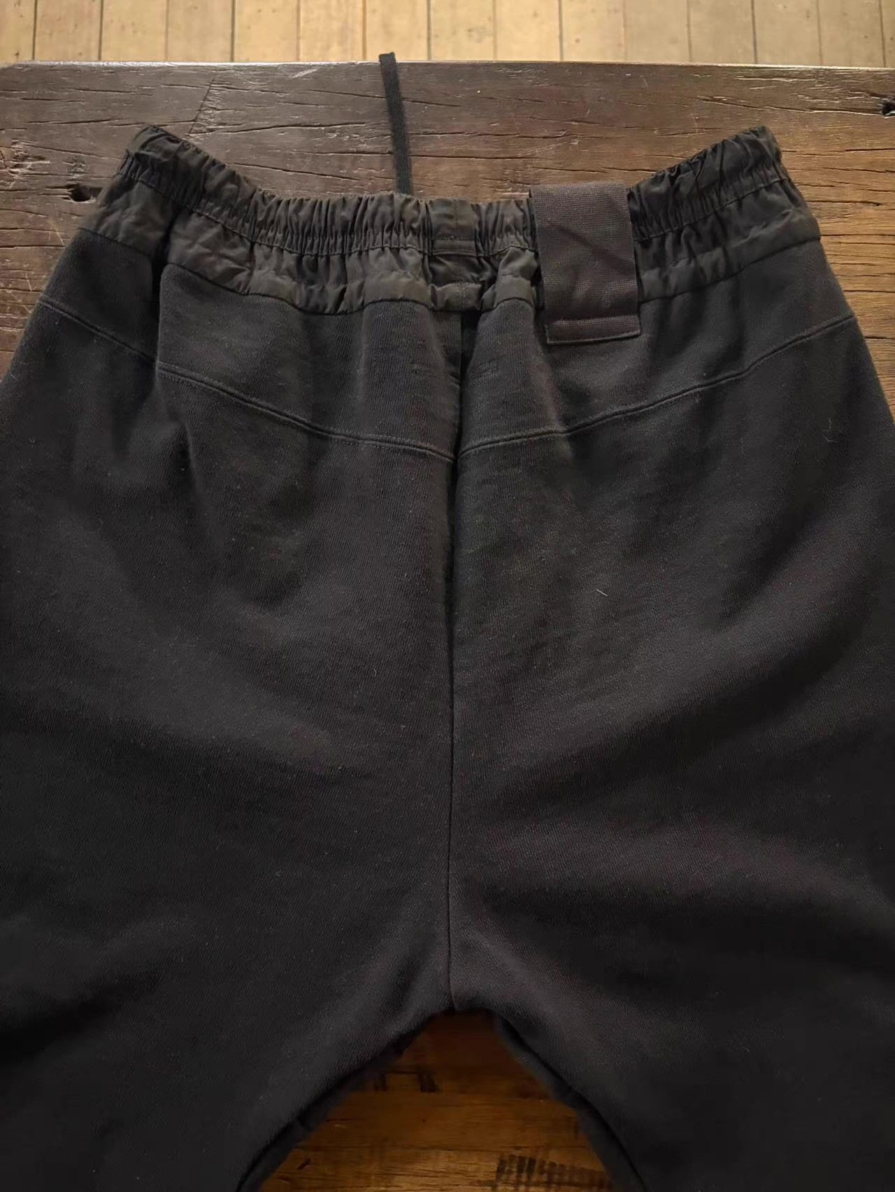 Julius JULIUS 16FW Black Draped Sabre Pleated Pants Ｑ25 Size US 32 / EU 48 - 3 Thumbnail