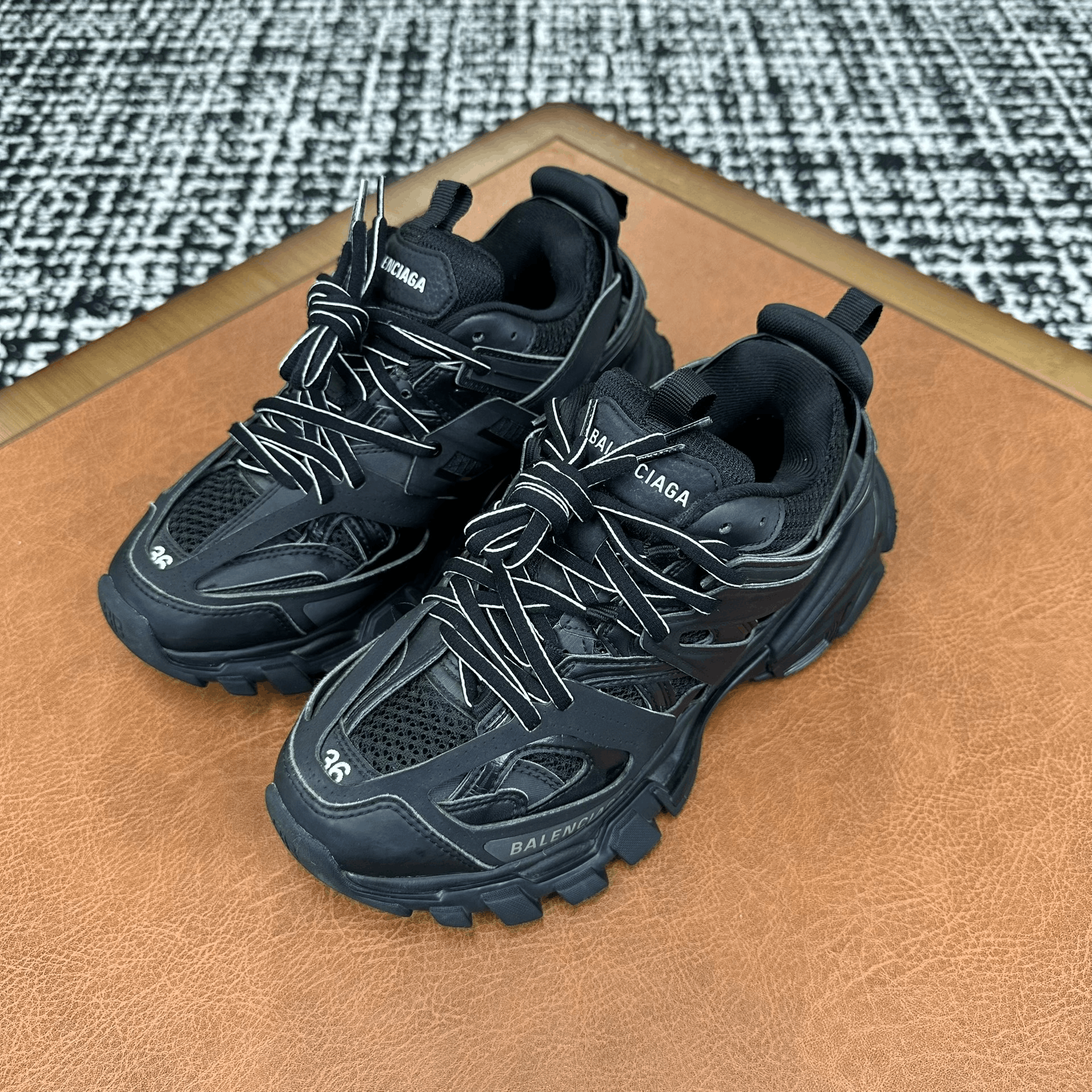 Balenciaga Balenciaga Black Lowtop Sneakers it_36 Women Size US 6 / IT 36 - 1 Thumbnail