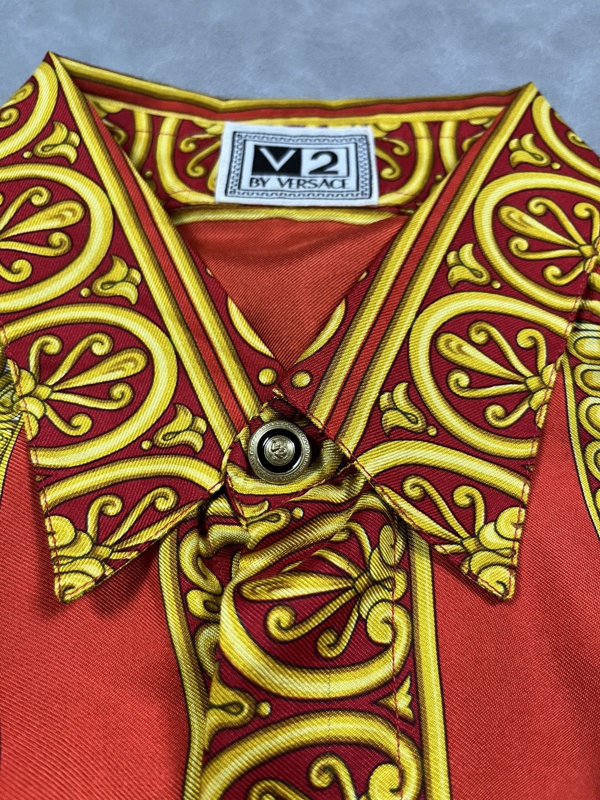 Versace 90s Versace V2 silk Size US L / EU 52-54 / 3 - 9 Thumbnail