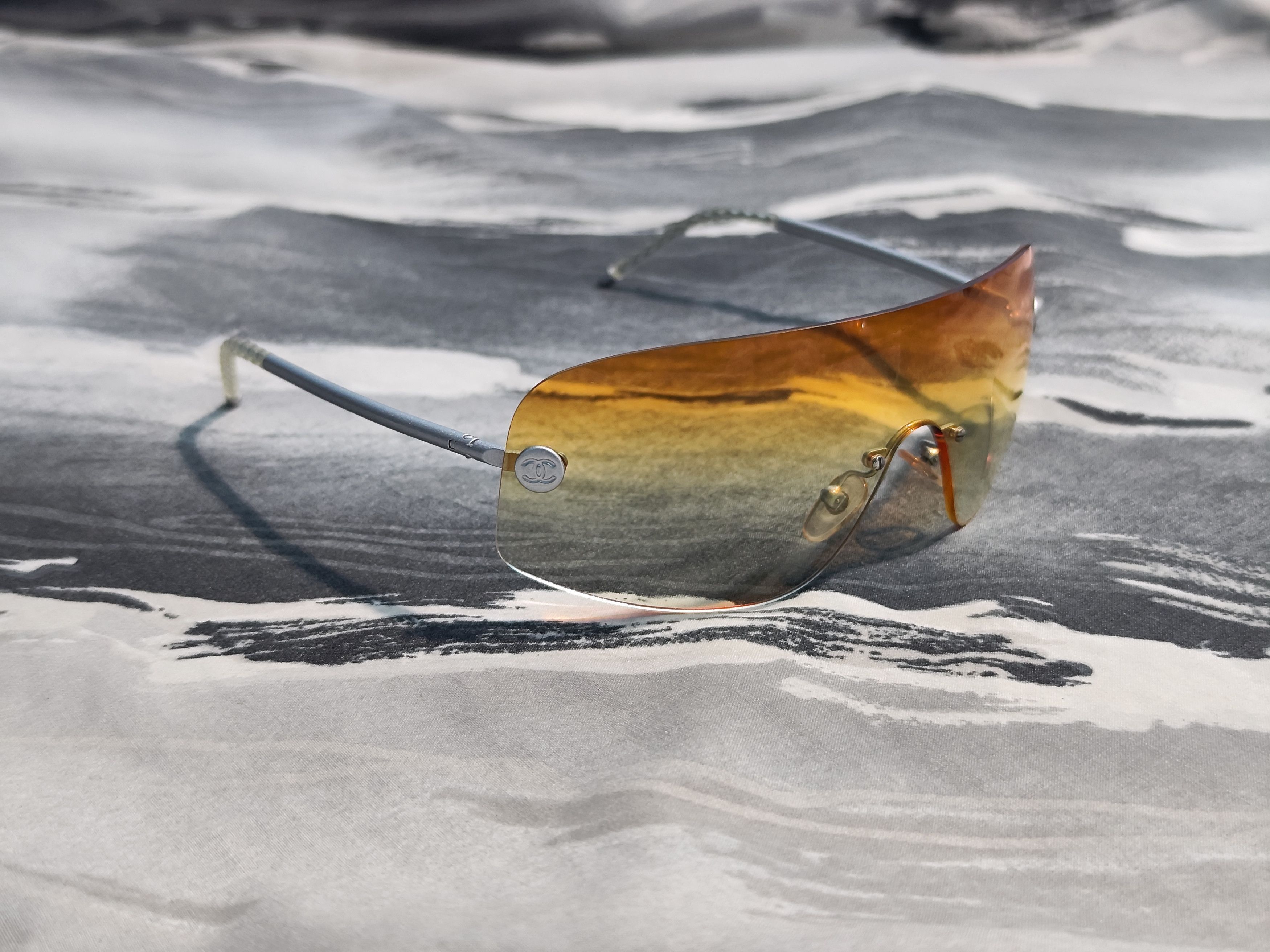 Chanel Chanel - Y2K Shield Rimless Sunglasses Gradient Orange 4036 Size ONE SIZE - 3 Thumbnail
