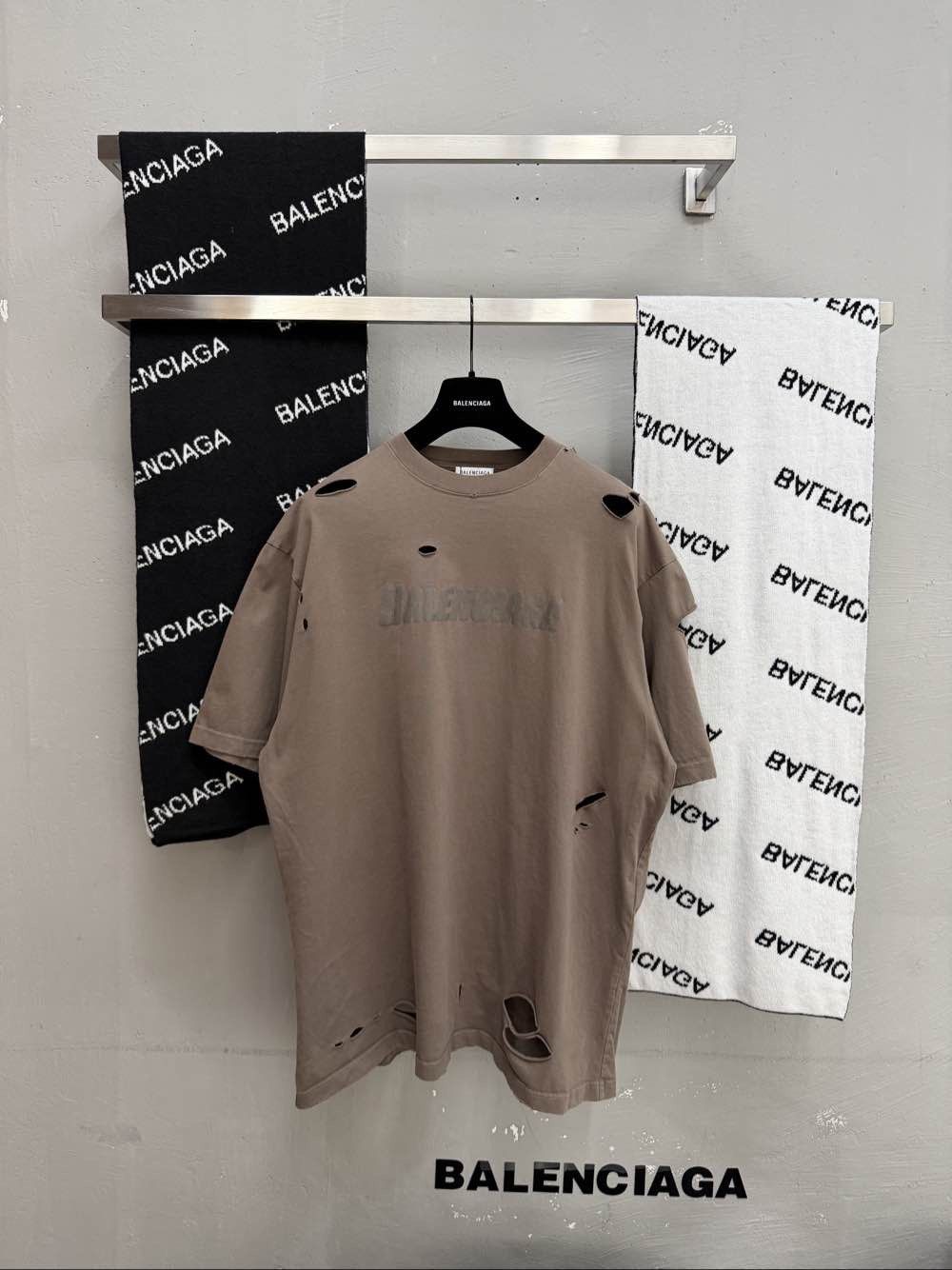 Balenciaga Balenciaga Distressed Logo T-Shirt Size M Size US M / EU 48-50 / 2 - 1 Thumbnail