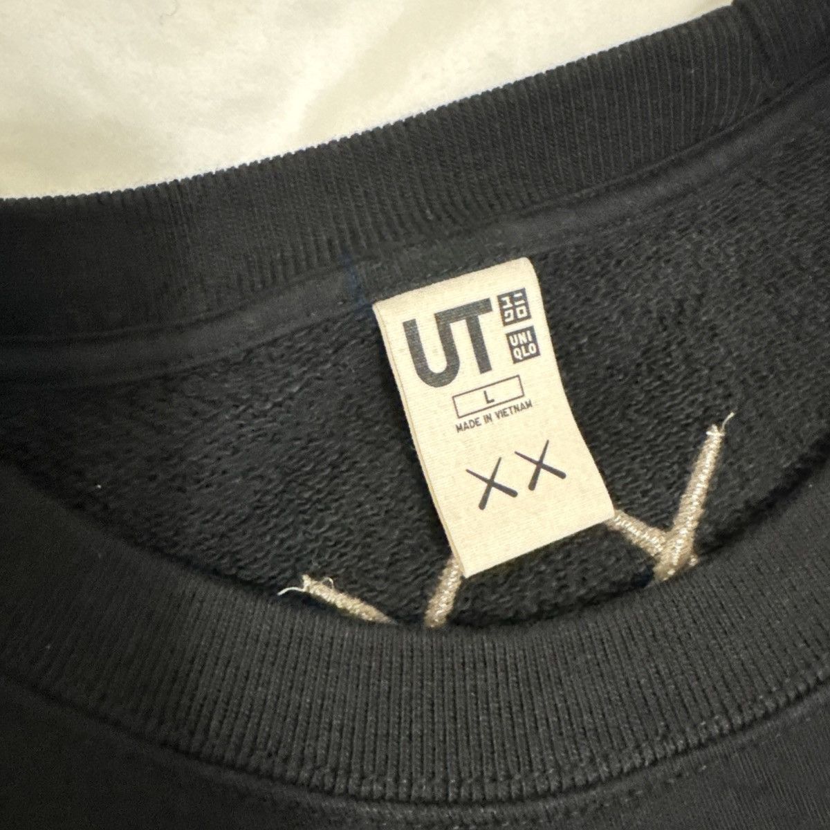 Kaws × Uniqlo Uniqlo x KAWS Crewneck shirt large Size US L / EU 52-54 / 3 - 3 Thumbnail