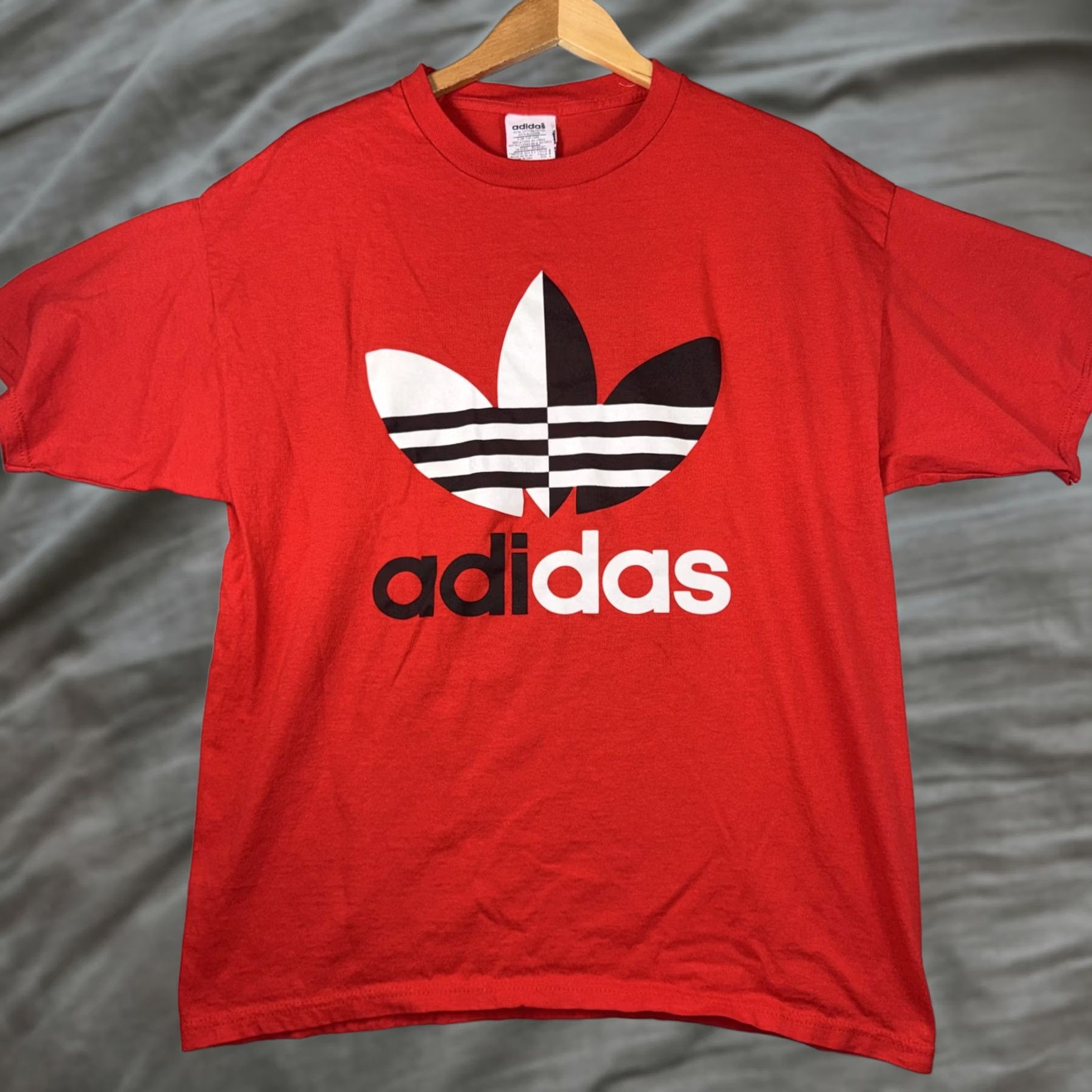 Adidas VINTAGE Adidas Trefoil Split Logo Red T-Shirt Mens L USA Made in USA Shirt Short Sleeve Crew Neck Graphic Print 90s Sports Vintage Mens Size US L / EU 52-54 / 3 - 1 Thumbnail