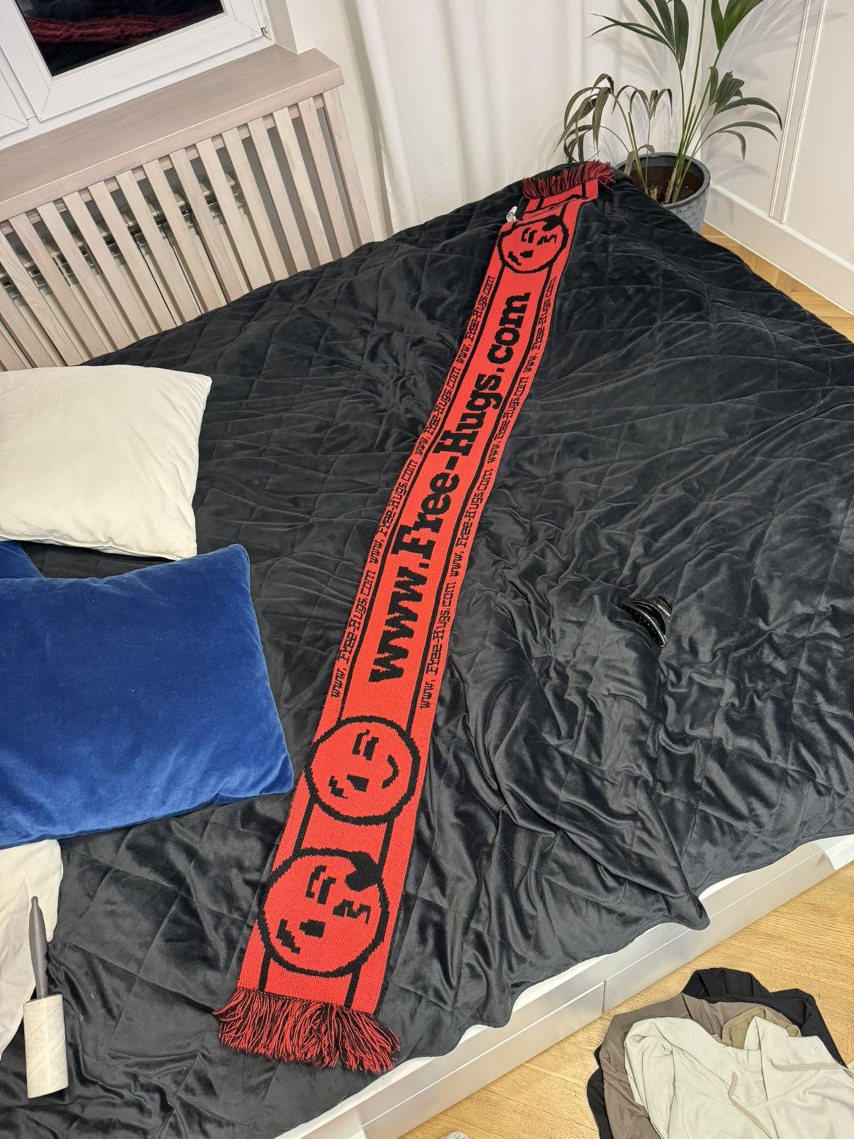 Reebok × Vetements Vetements x Reebok AW17 Free Hugs Hooligan Scarf Red & Black Size ONE SIZE - 6 Thumbnail