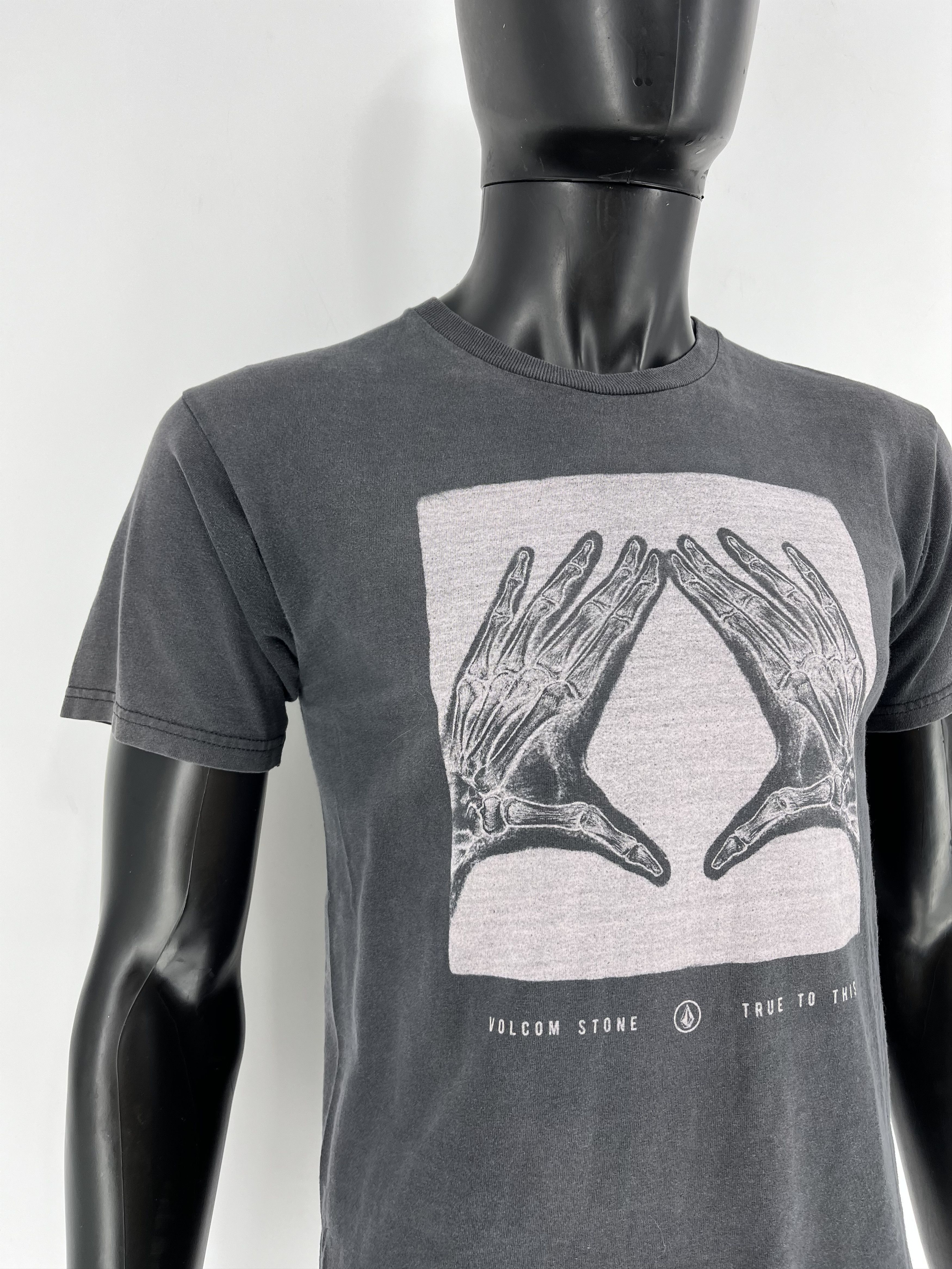 Vintage × Volcom Vintage Y2K Volcom Stone Skateboard Pin Logo Design Tshirt Size US S / EU 44-46 / 1 - 7 Thumbnail