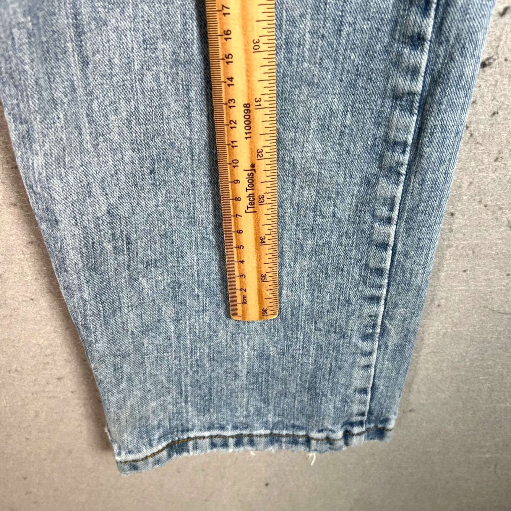 Lee VINTAGE Lee Mens Size 33 x 32 Relaxed Fit Light Wash Denim Jeans 100% Cotton Size US 33 - 6 Thumbnail