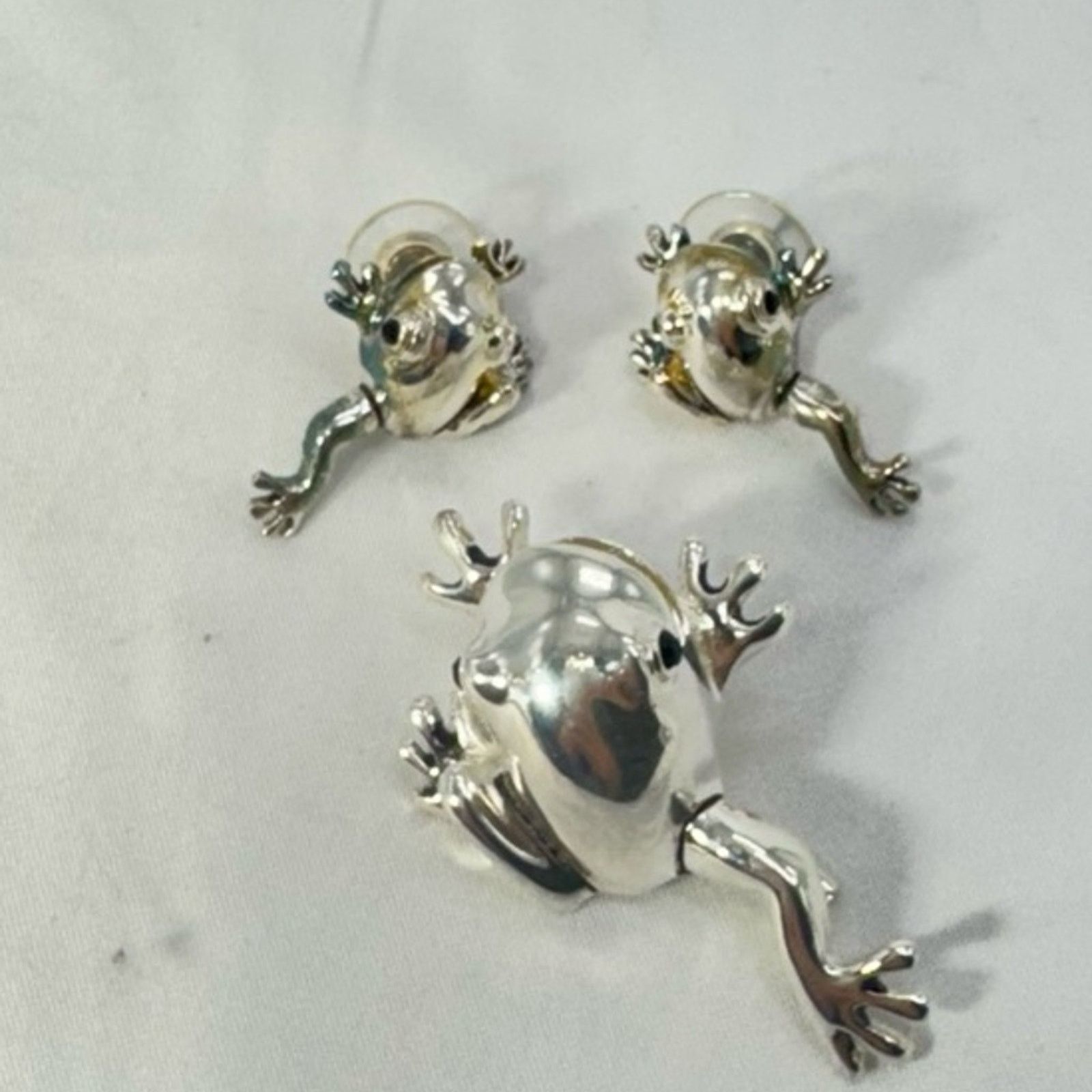 NBDN Nobrandedon Silver tone frog pendant/brooch earring set Size ONE SIZE - 1 Thumbnail