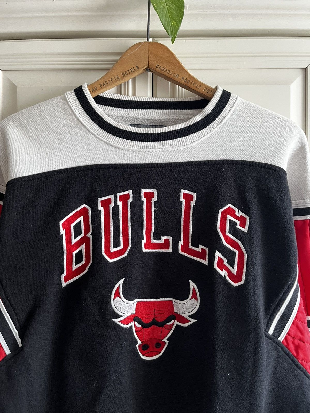 Starter Vintage 80s Starter Chicago Bulls Sweatshirt Size US L / EU 52-54 / 3 - 3 Thumbnail