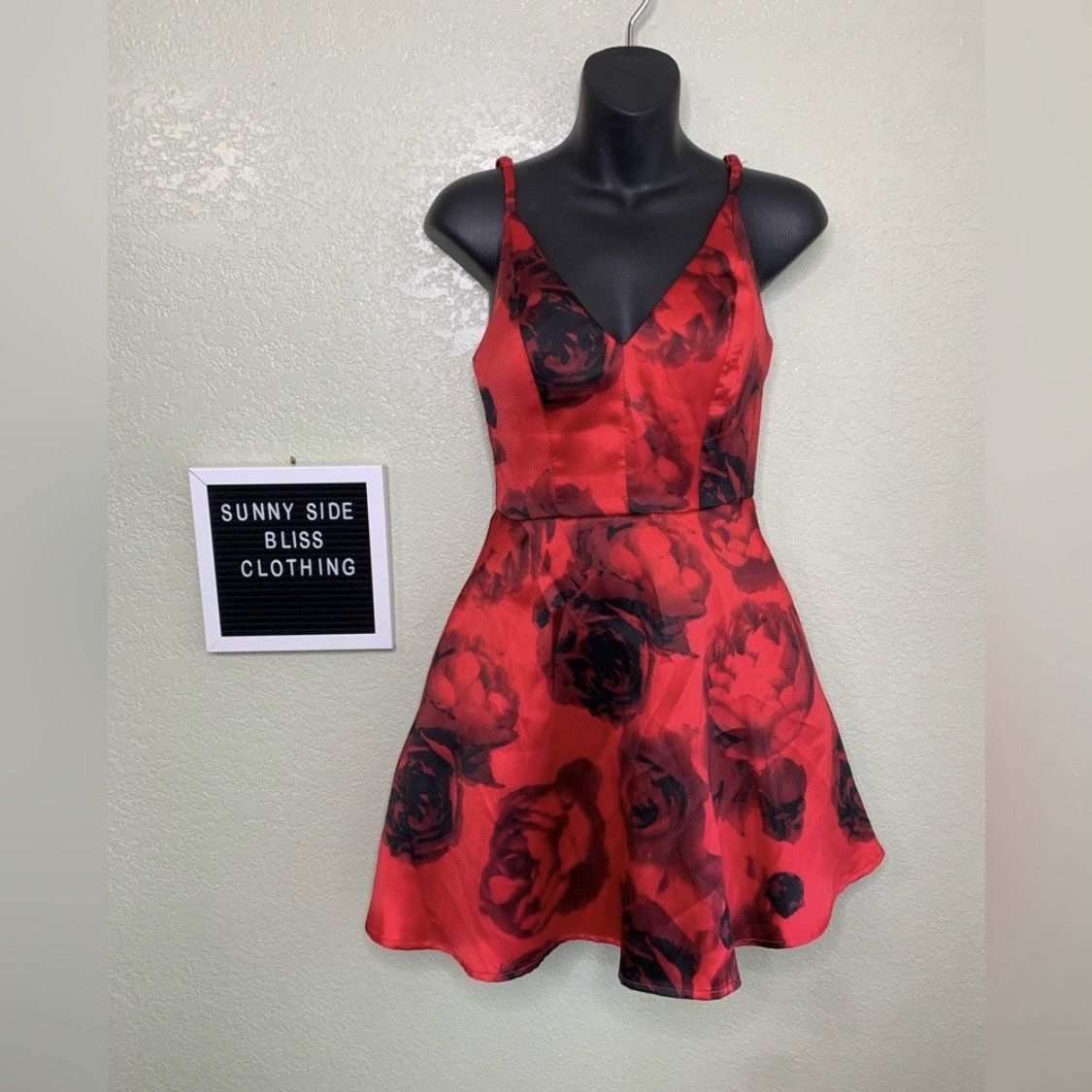 Other Red Black Floral Satin Fit & Flare Dress With Pockets Size 1 Size XS / US 0-2 / IT 36-38 - 1 Thumbnail