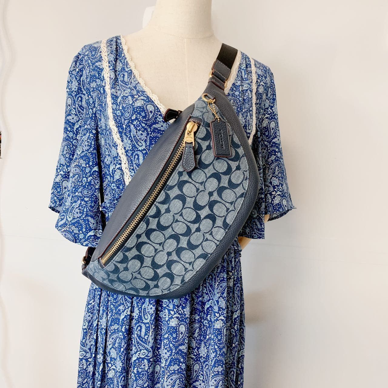 image of Coach Cg994 Warren Belt Bag In Signature Chambray In Denim in Blue, Women's