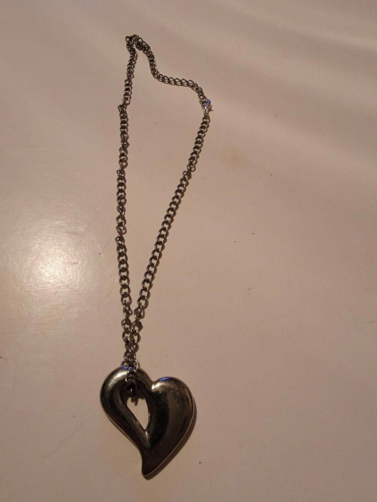 The Unbranded Brand Silver Heart Shaped Chain Necklace And Pendant Size ONE SIZE - 1 Thumbnail