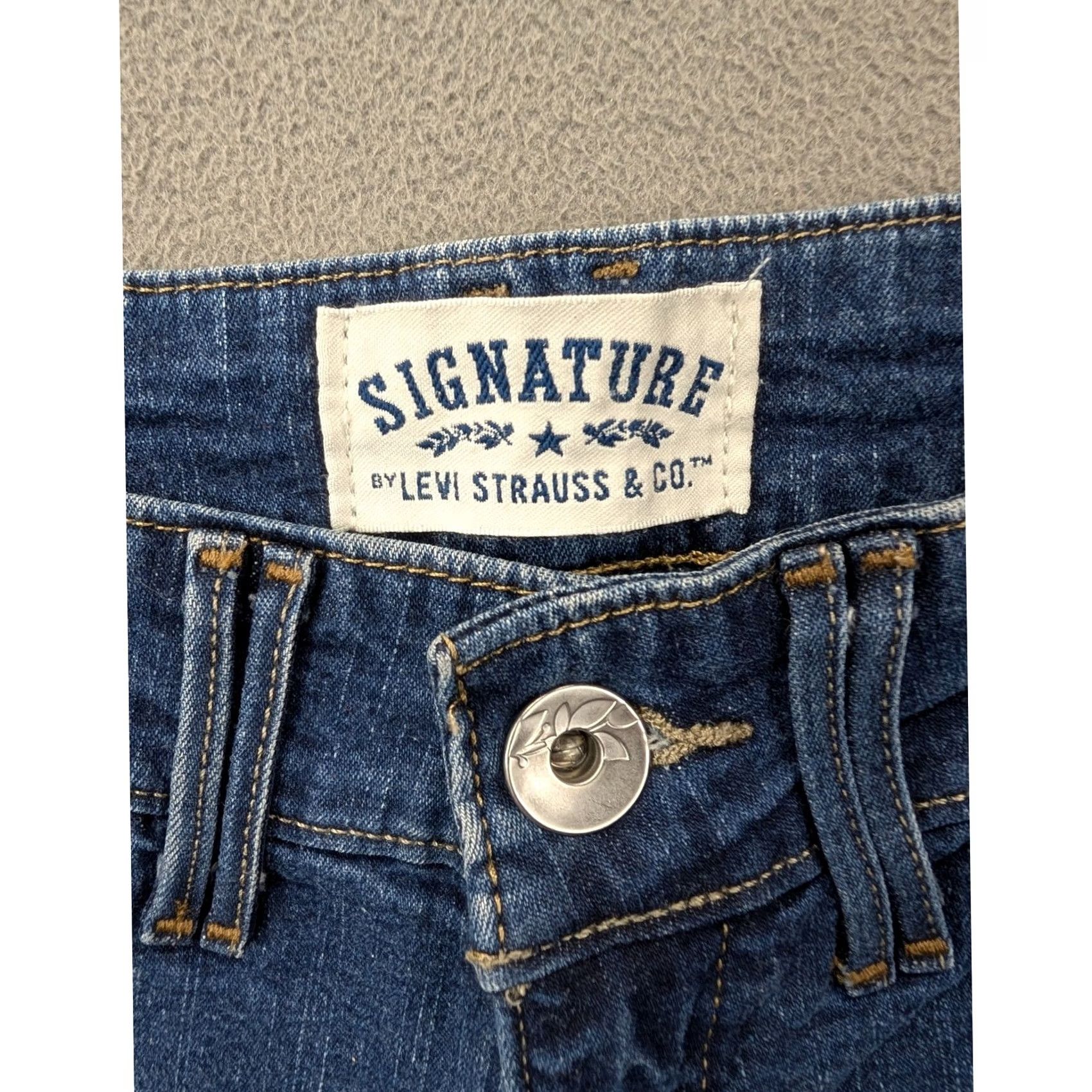 CO Signature by Levi Strauss & Co Capri Pants Womens Size 8 Denim Capri Pants Blue Mid-Rise Comfort Pockets Stretch Casual Capris Size 30" / US 8 / IT 44 - 2 Thumbnail