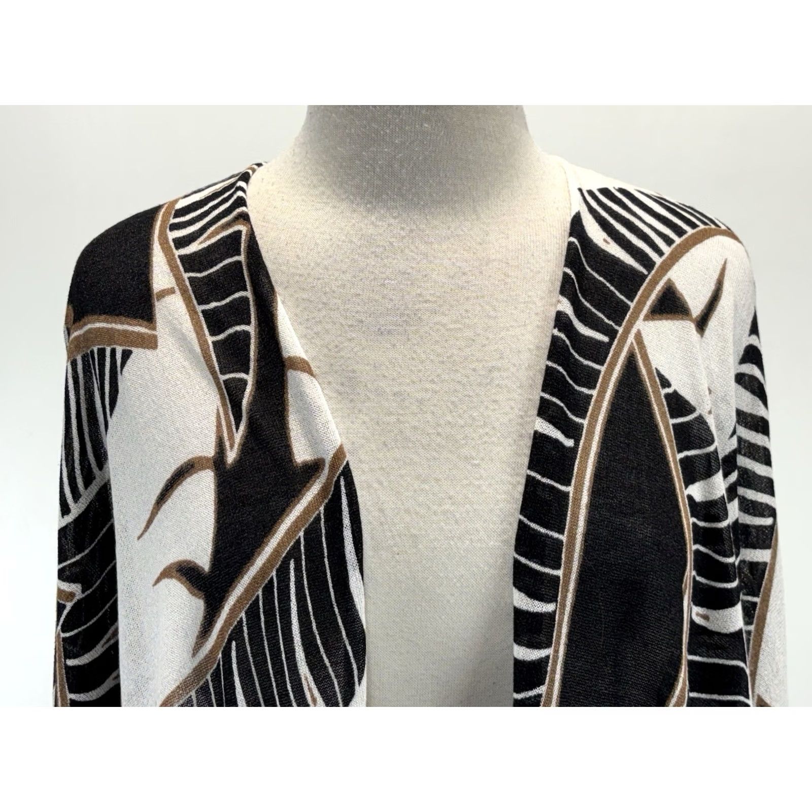 Vintage Chicos Cardigan Sweater Women’s M Lightweight Open Front Tropical Palm Print Dolman Sleeve Cream Black 3/4 Sleeve Knit Rayon Blend Size M / US 6-8 / IT 42-44 - 5 Thumbnail
