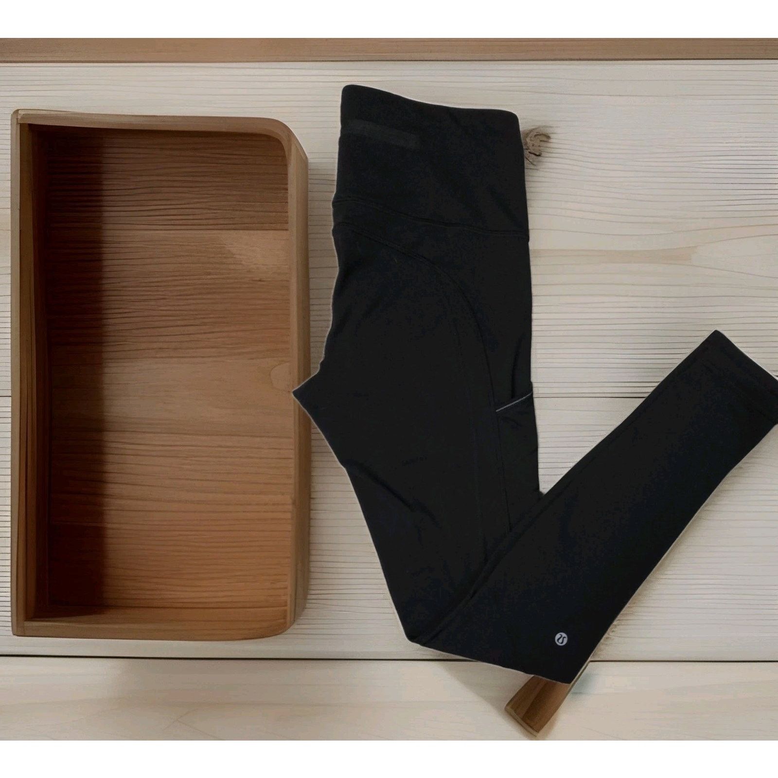 Lululemon Lululemon Invigorate High-Rise Logo Back Zip Legging Size 26 Size 28" / US 6 / IT 42 - 4 Thumbnail