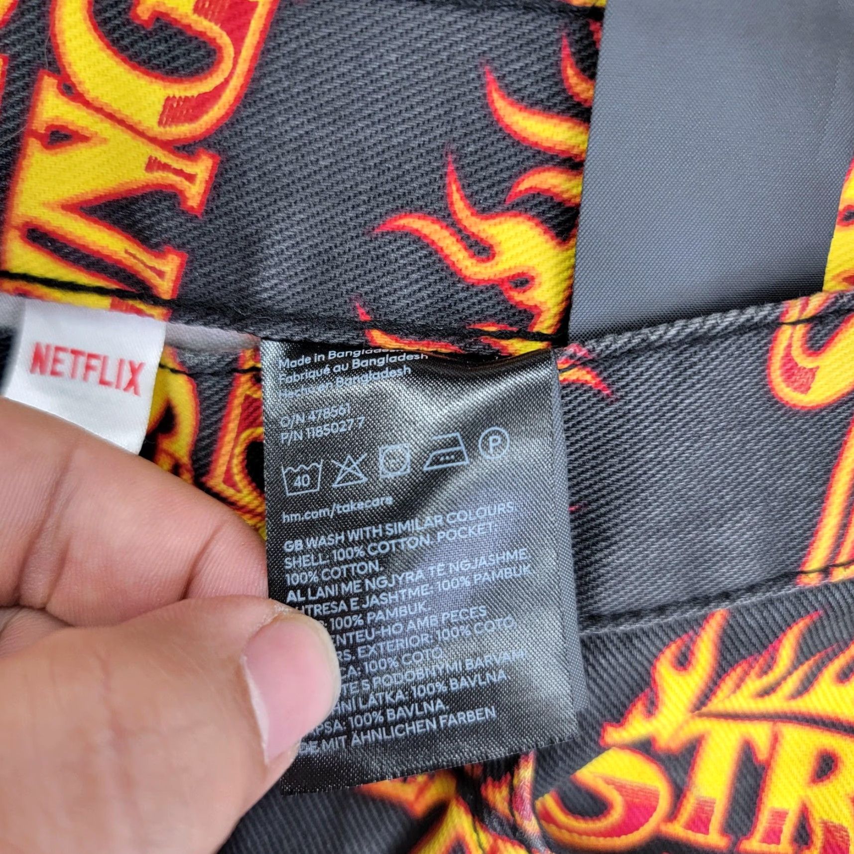 H&M VINTAGE H&M Shorts Mens 34 Black Denim Stranger Things Loose Fit Bermuda Netflix 5-Pocket Design Geometric Dark Wash Mens Size US 34 / EU 50 - 3 Thumbnail