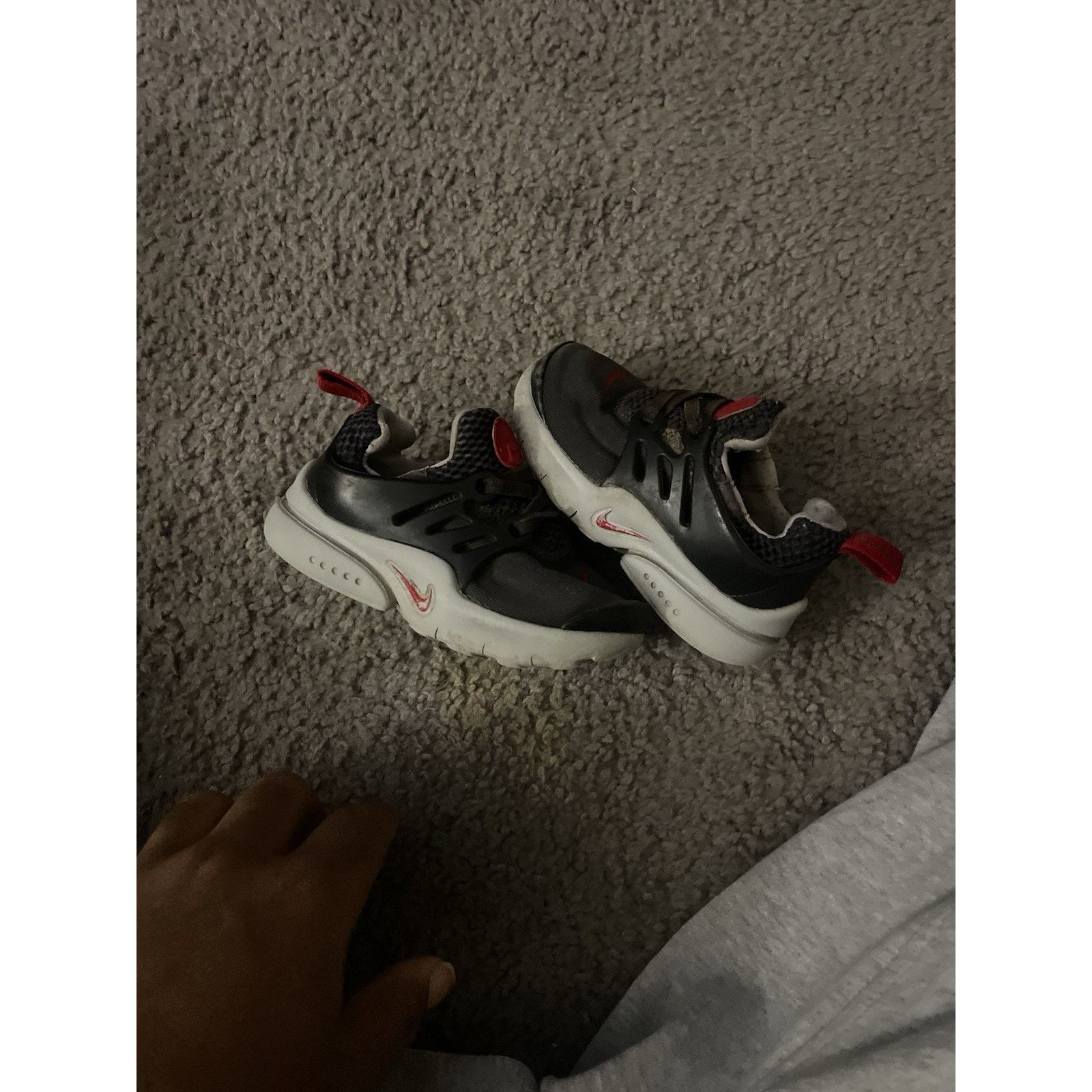 Nike Size 7c- NIKE LITTLE PRESTO SNEAKERS TODDLER RED GREY Size US 7 / EU 40 - 2 Thumbnail