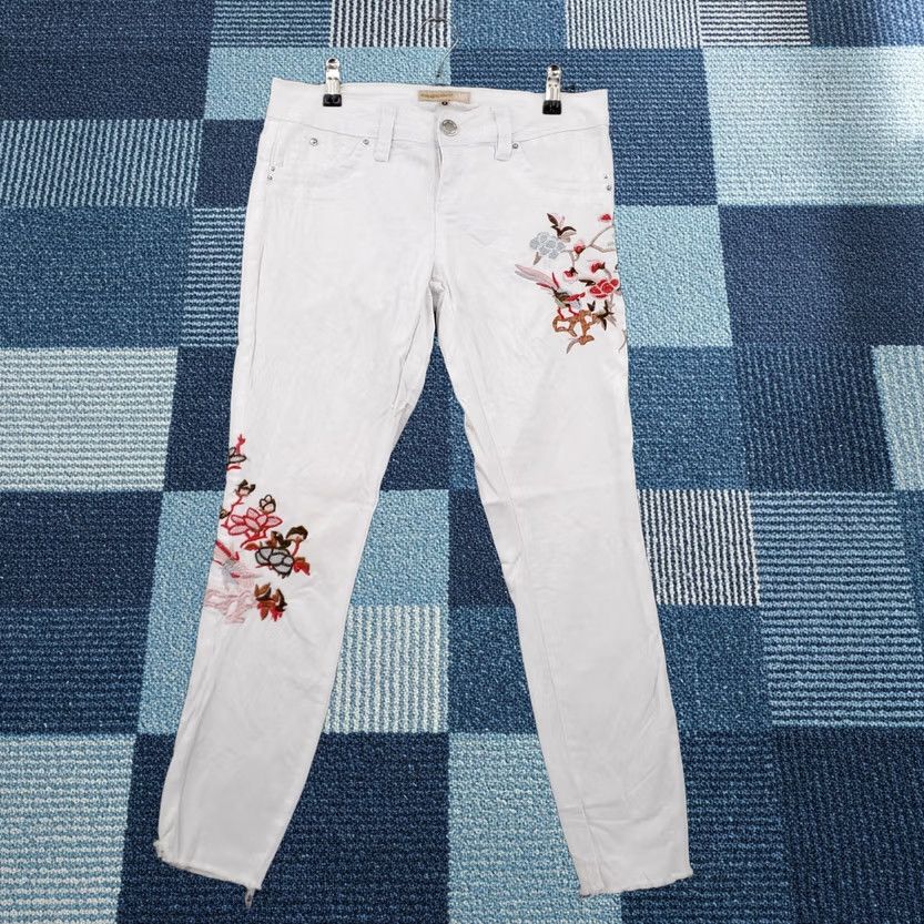 Vintage YMI Jeans Womens 3 Skinny Leg Zip Fly Floral Mid Rise Light Wash White Denim Jeans Women Slim Flower Pattern Cotton Blend White Size 26" / US 2 / IT 38 - 1 Thumbnail
