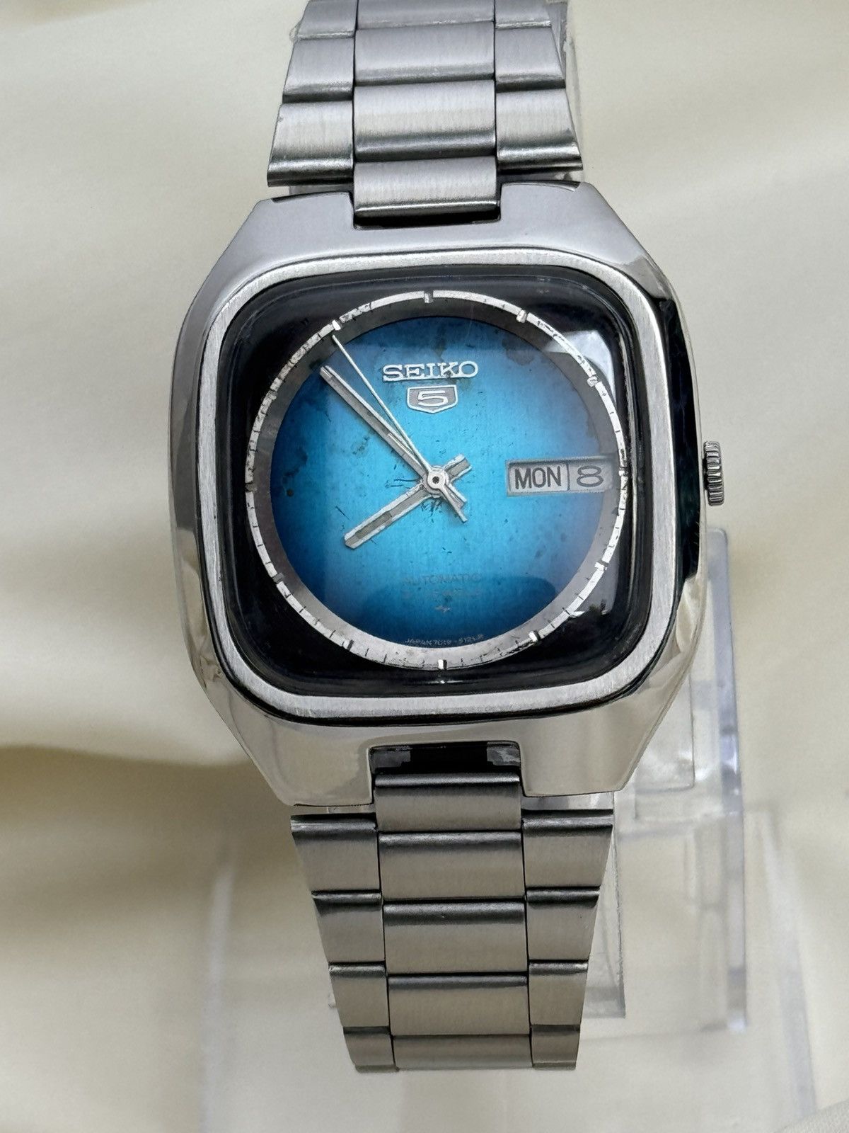 Seiko Seiko 5 Japan Vintage TV Case Blue Fade Dial 21J Automatic Size 36 - 4 Thumbnail
