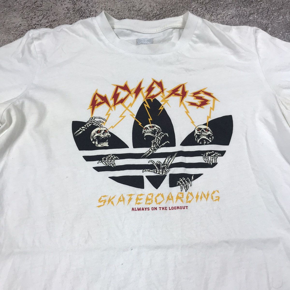 Vintage Vintage Y2K Adidas Graphic Tee Skulls Skate Streetwear M Size US M / EU 48-50 / 2 - 3 Thumbnail