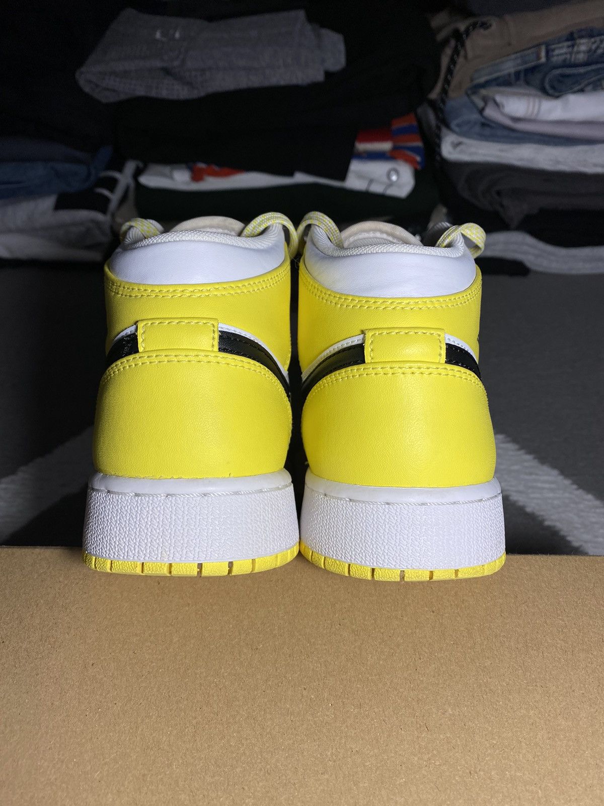 Jordan Brand × Nike Nike Air Jordan 1 Mid Dynamic Yellow Floral (GS) sneakers Size US 6.5 / IT 36.5 - 9 Thumbnail