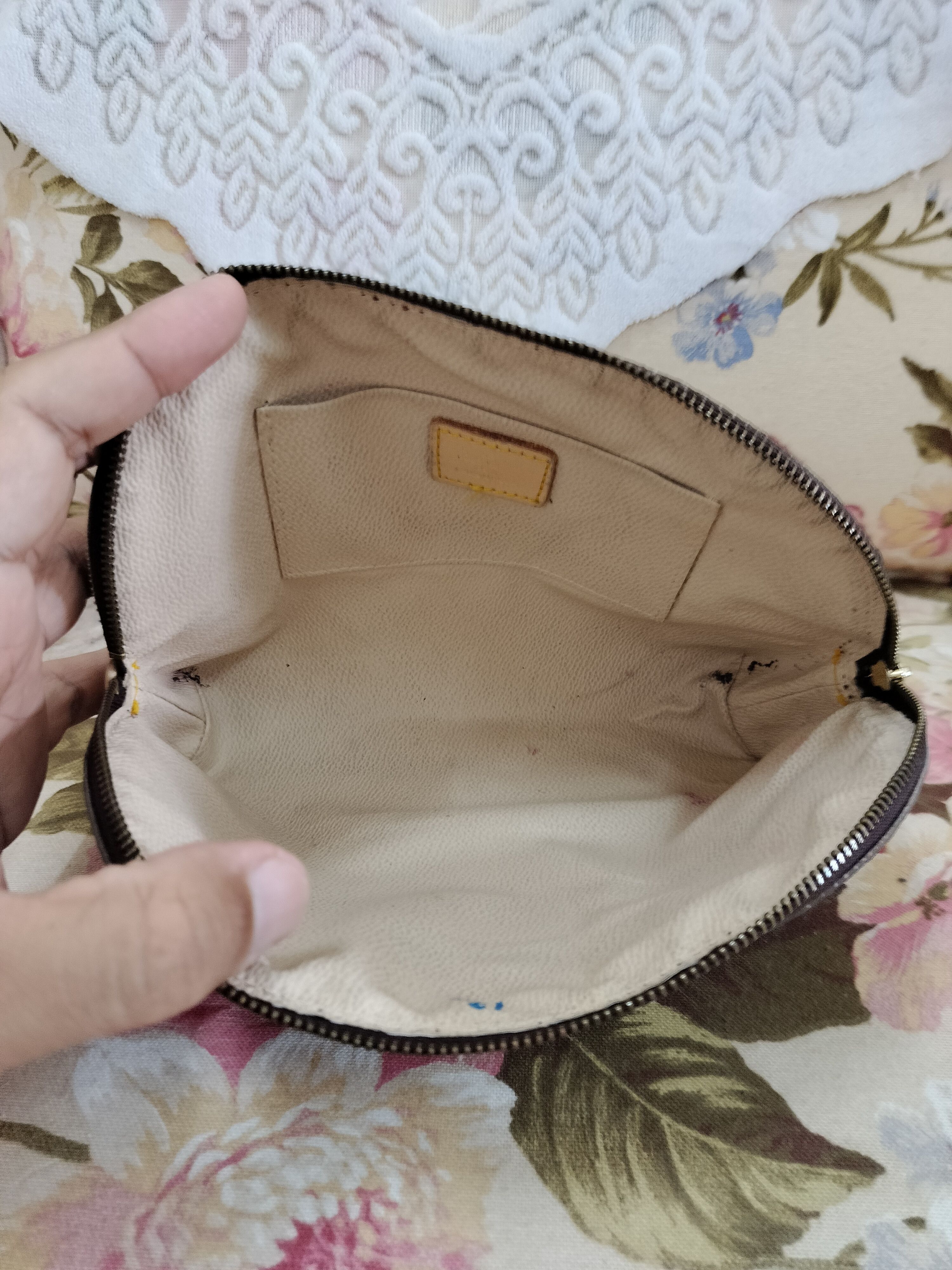Louis Vuitton Vintage Louis Vuitton LV cosmetics bag Size ONE SIZE - 10 Thumbnail
