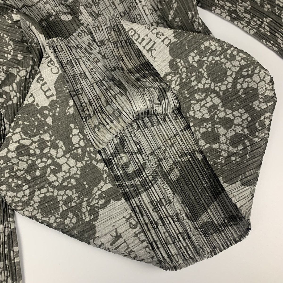 Pleats Please Issey Miyake Rare Issey Miyake Pleats Please “English Menu” Pleated Shirt Size US M / EU 48-50 / 2 - 7 Thumbnail