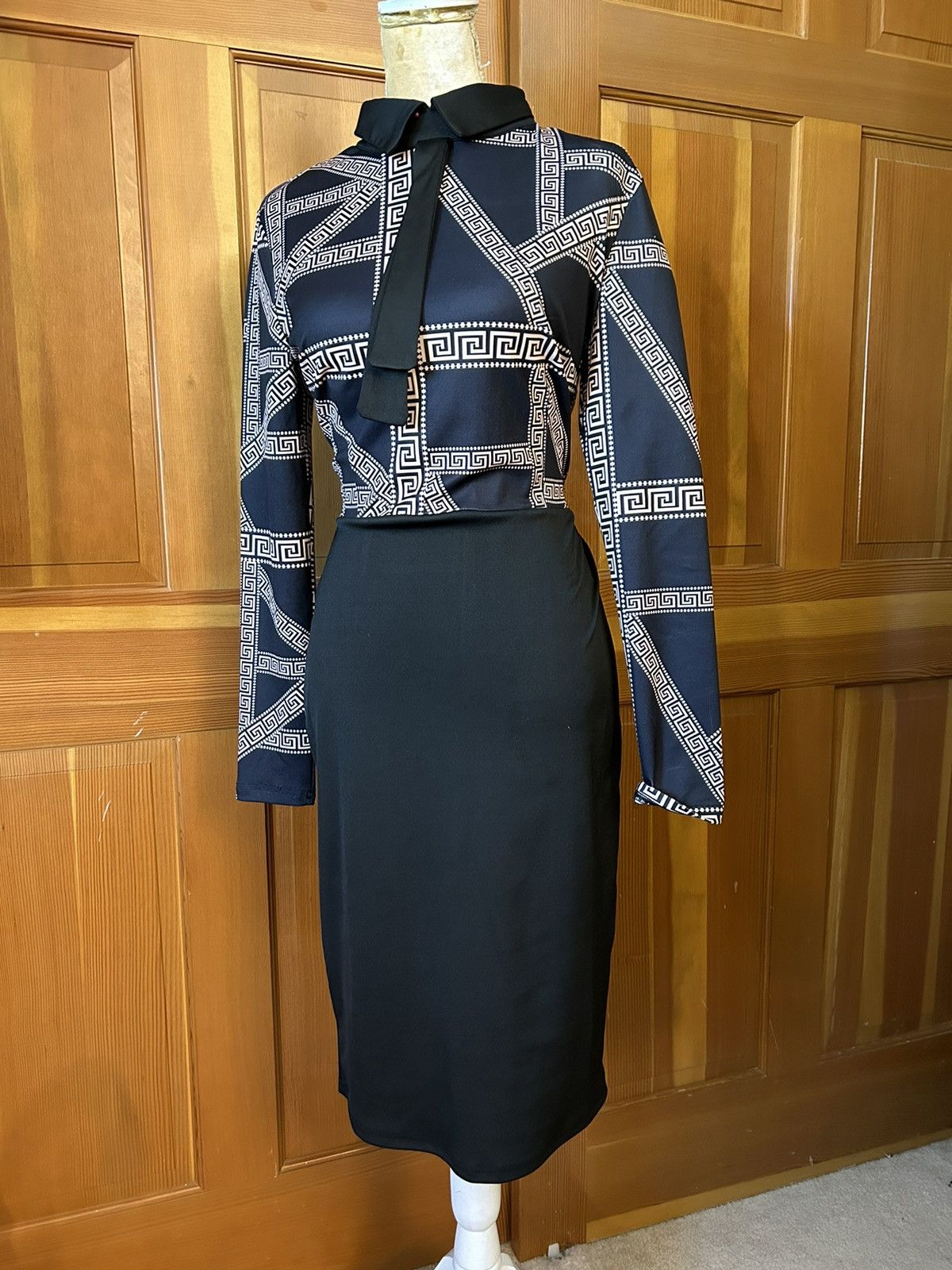 Designer × Other NWT, Lavishly Paris Women’s Sirianni V-Neck Midi Dress. Size M / US 6-8 / IT 42-44 - 4 Thumbnail
