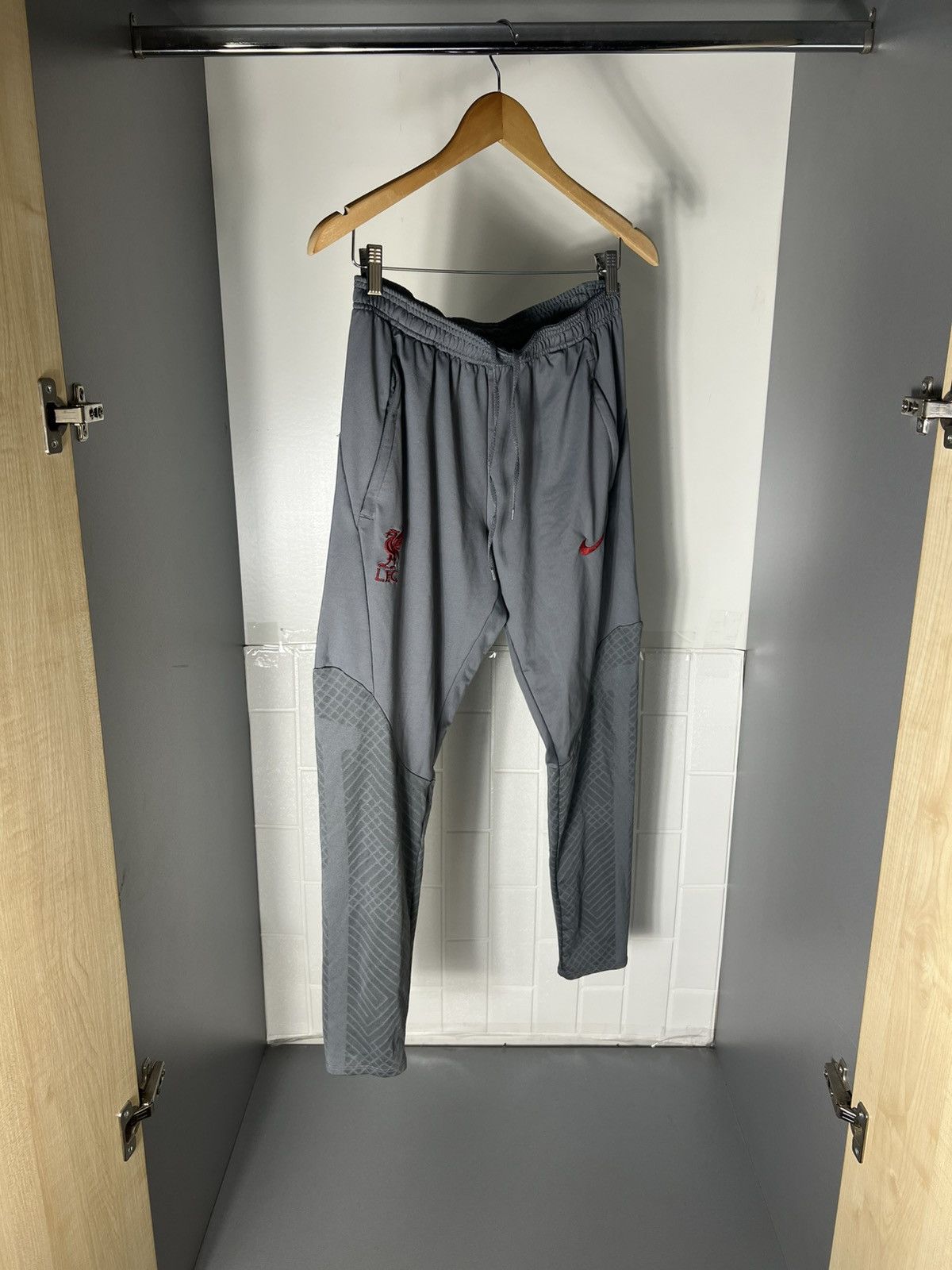 Nike VINTAGE NIKE FC LIVERPOOL ENGLAND SOCCER JERSEY PANTS Y2K Size US L / EU 52-54 / 3 - 5 Thumbnail